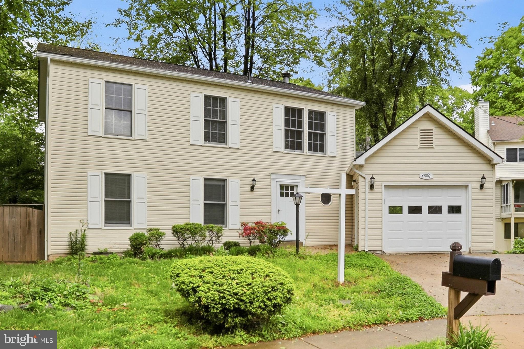 COUNTRY CLUB LAKE - Residential