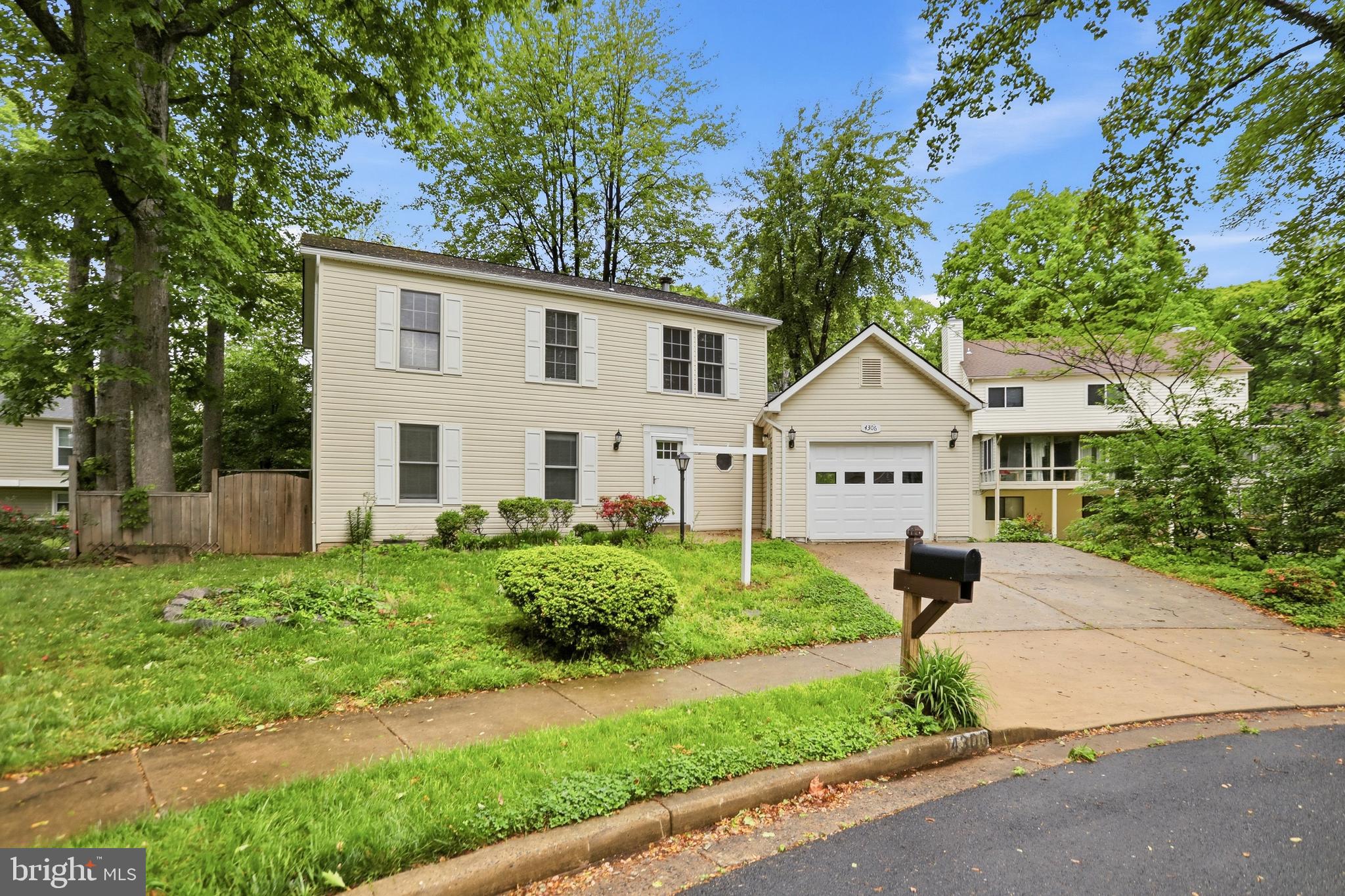 COUNTRY CLUB LAKE - Residential