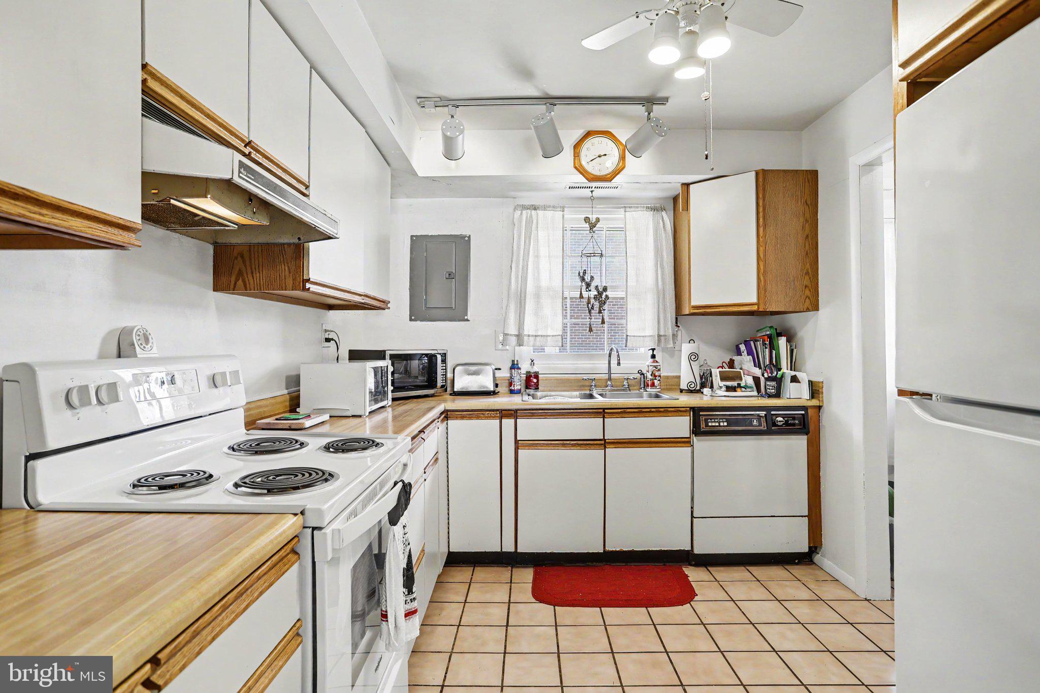 COLONY PARK CONDOS - Residential