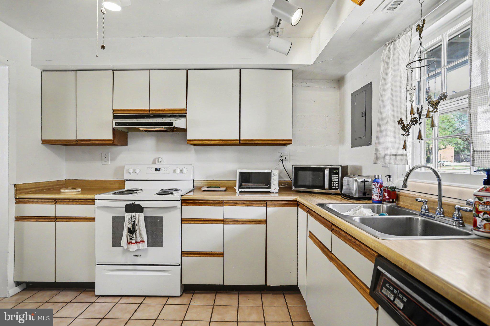 COLONY PARK CONDOS - Residential