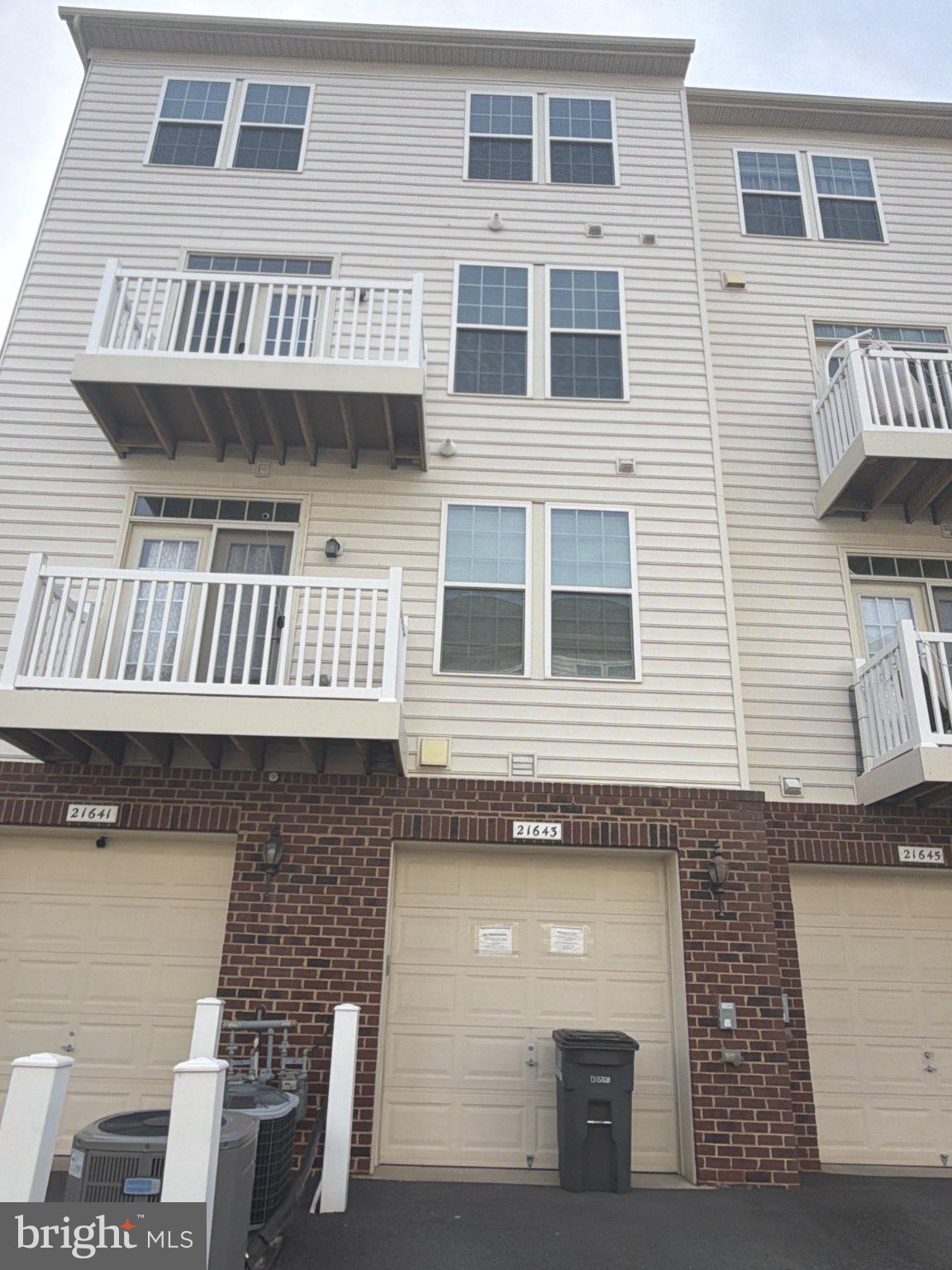 ASHBURN KNOLLS - Residential