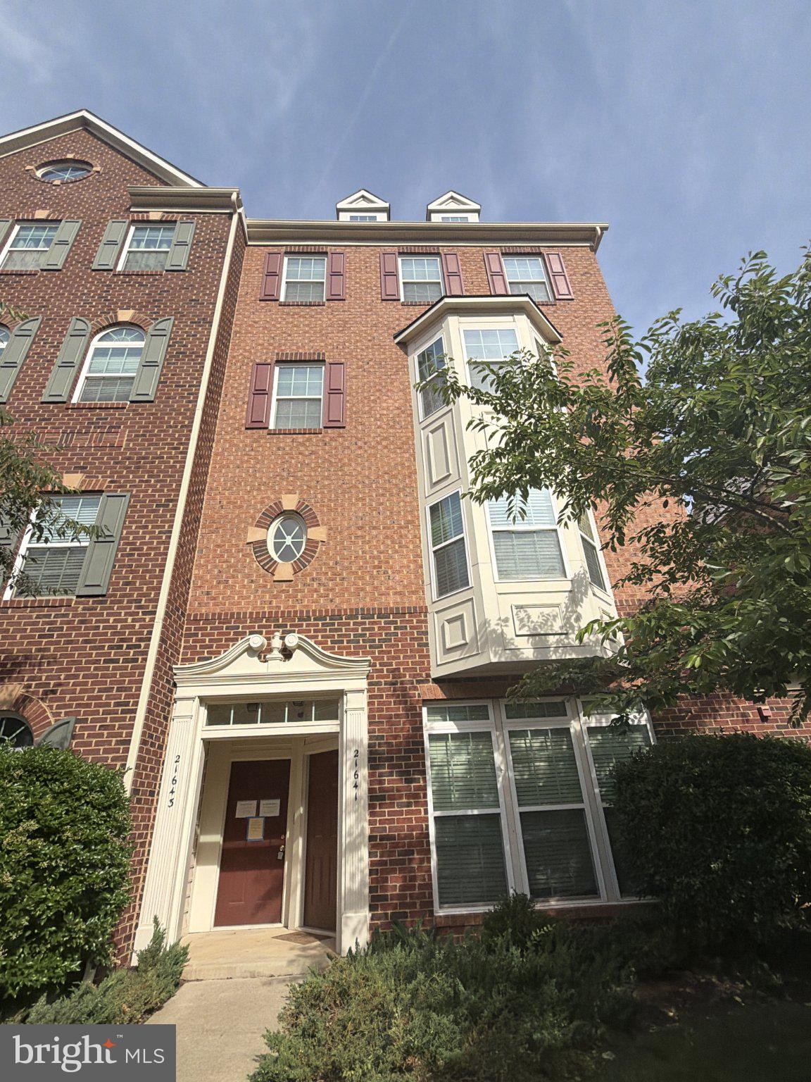 ASHBURN KNOLLS - Residential