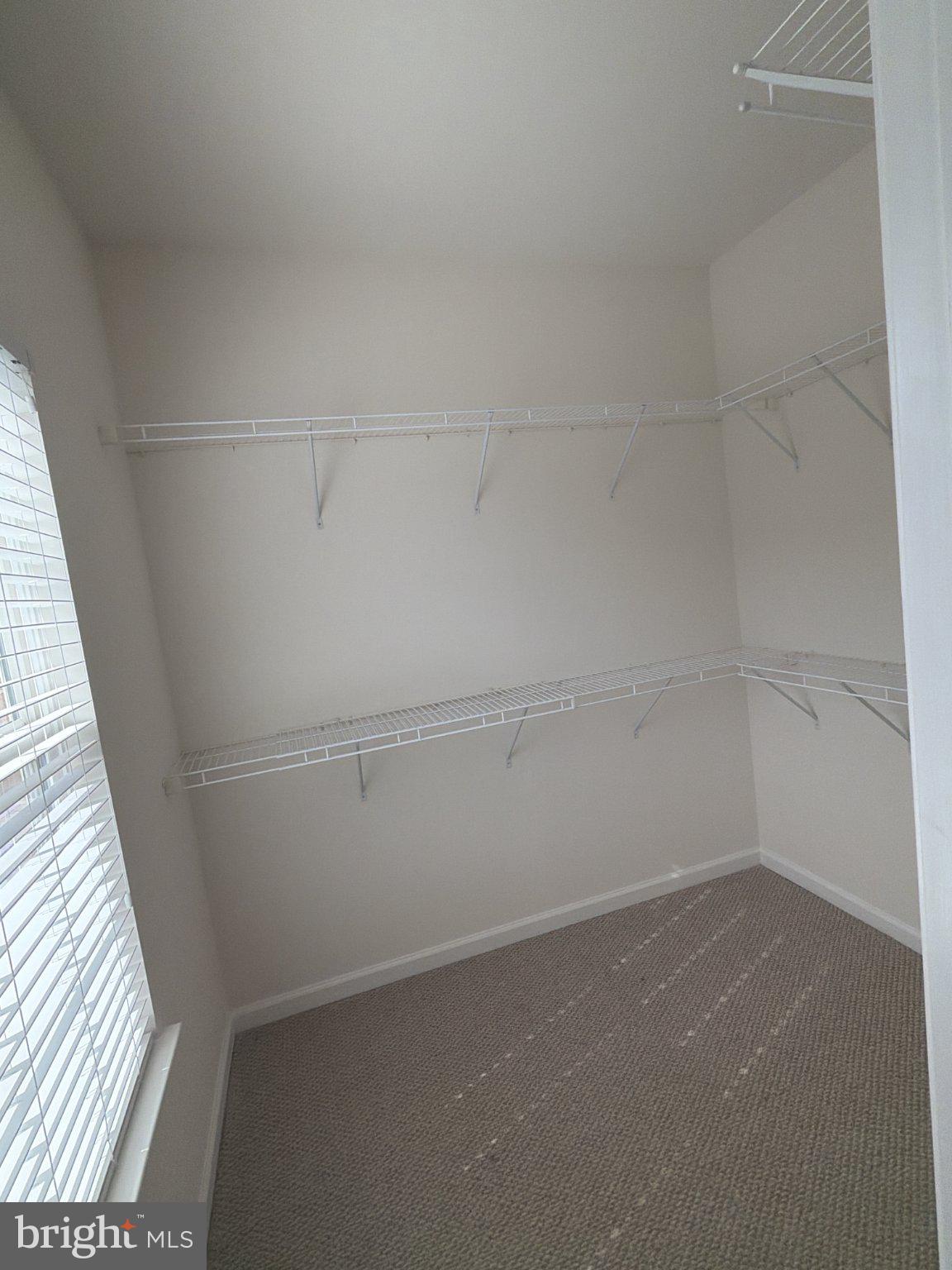 ASHBURN KNOLLS - Residential