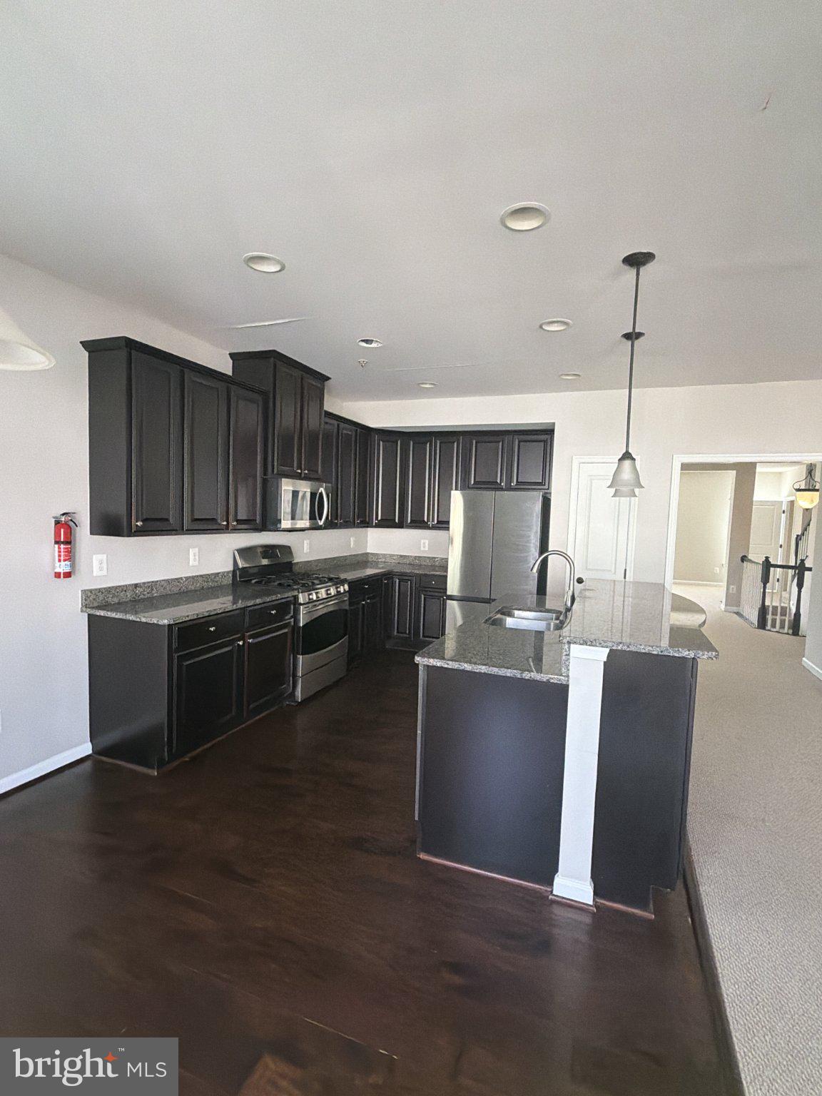 ASHBURN KNOLLS - Residential