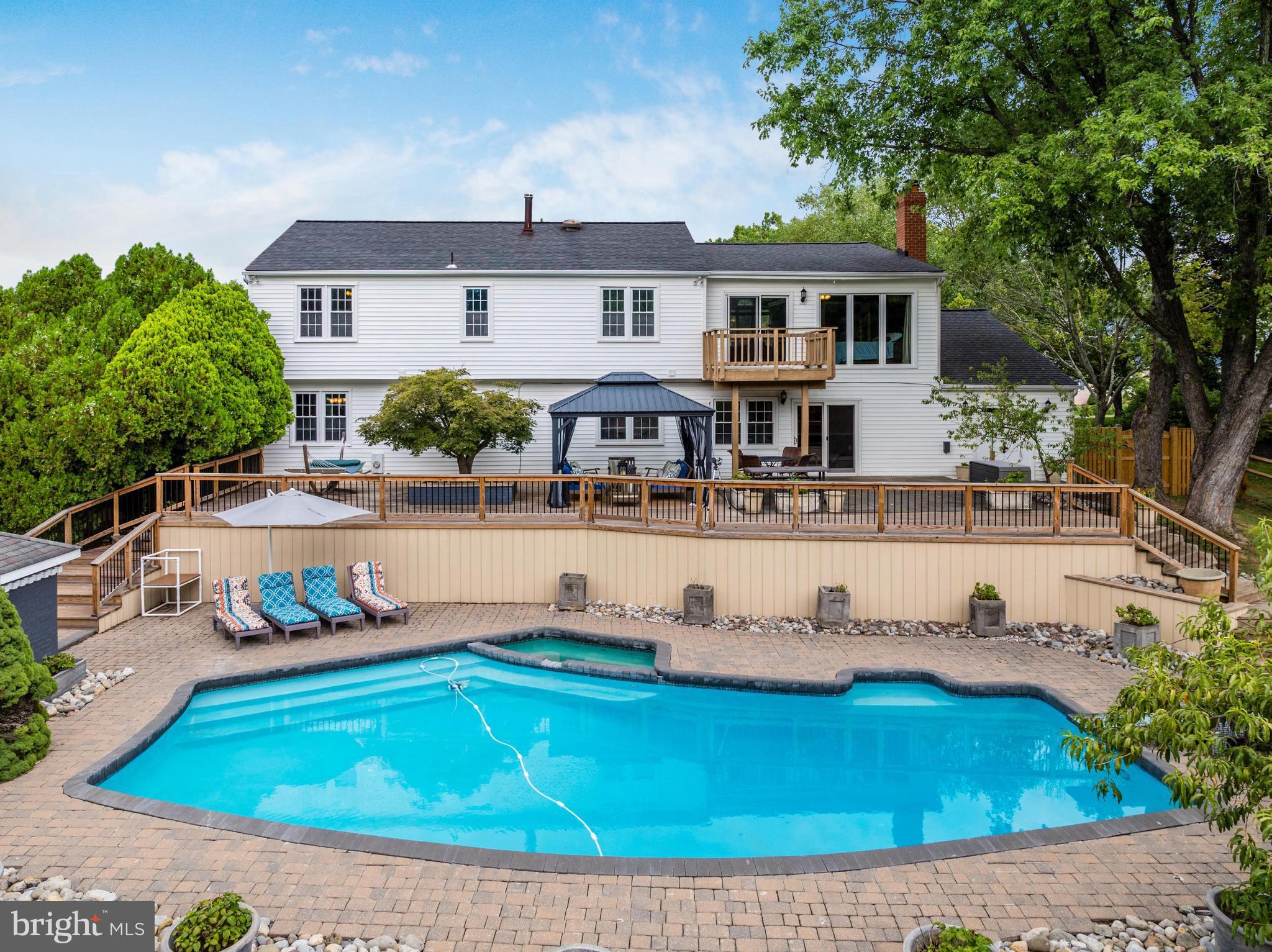 HOLLY KNOLL - Residential