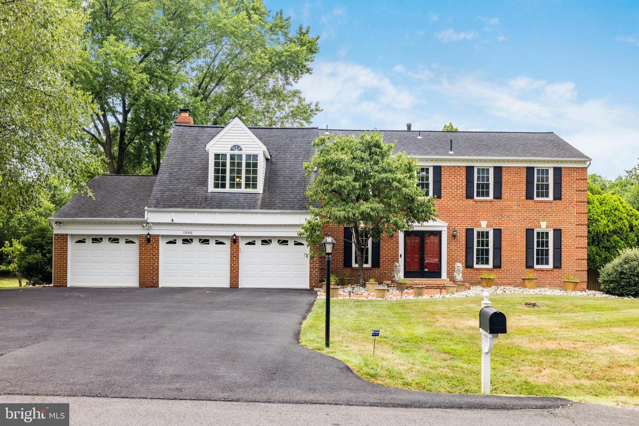 HOLLY KNOLL - Residential