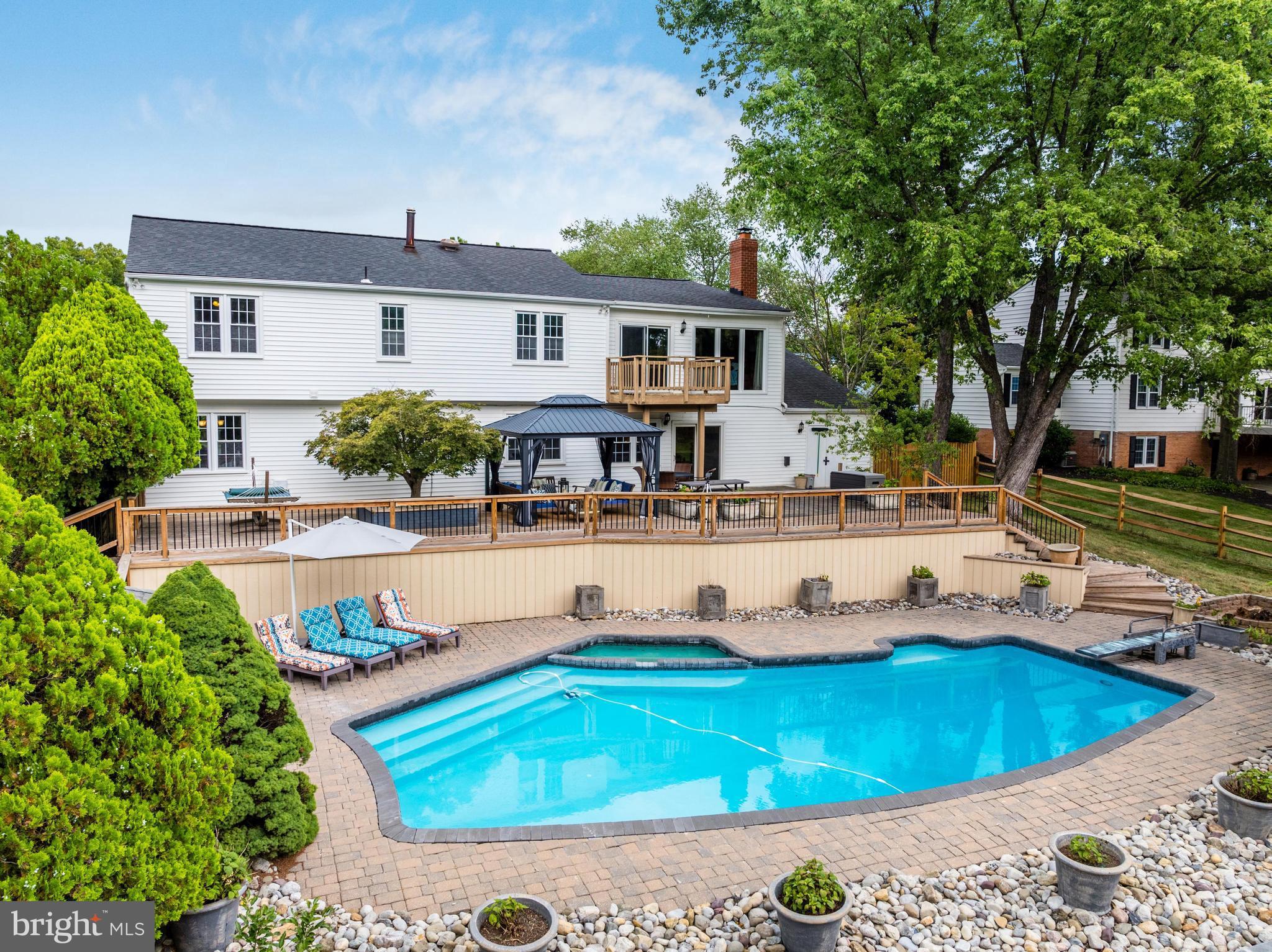HOLLY KNOLL - Residential