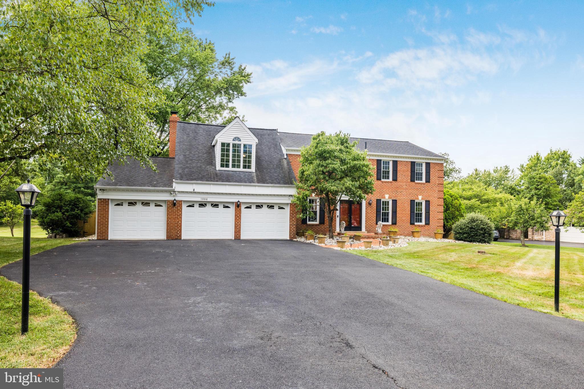 HOLLY KNOLL - Residential
