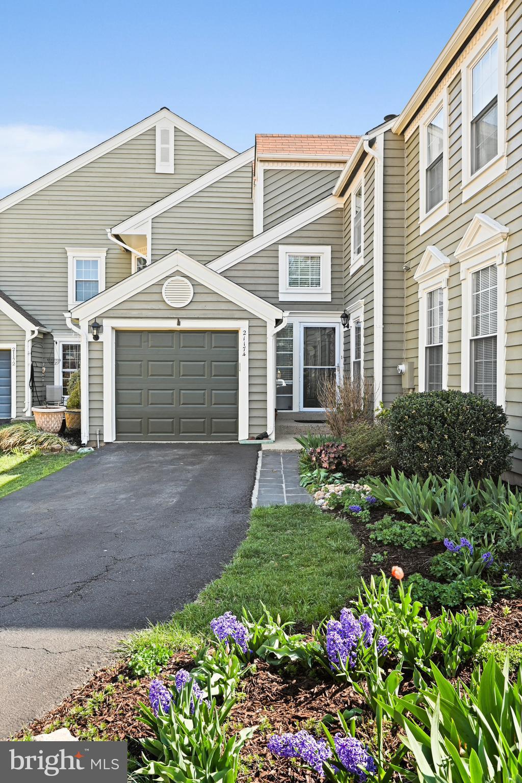 Offer deadline is Sunday at 6PM.  Multiple offers in hand.  Dramatic light-filled Miller & Smith "Z" lot line for privacy and SF feel. Country kitchen & living room opens to large deck and common area. Huge walkout recreation room. LL bedroom & full bath. 1-car garage; 2-story foyer. Remodeled Main bathroom in 2024.  New carpet upstairs and paint throughout 2025.  Remodeled basement and upstairs bathrooms 2021.  Hardwood flooring on main level 2023.  Roof replaced 2014.  2019 new AC unit.  
Enjoy all that Ashburn Farms has to offer, including community pools, tennis courts, walking trails, and more. Plus, with shopping, dining, and entertainment options just a stone's throw away, you'll have everything you need right at your fingertips.