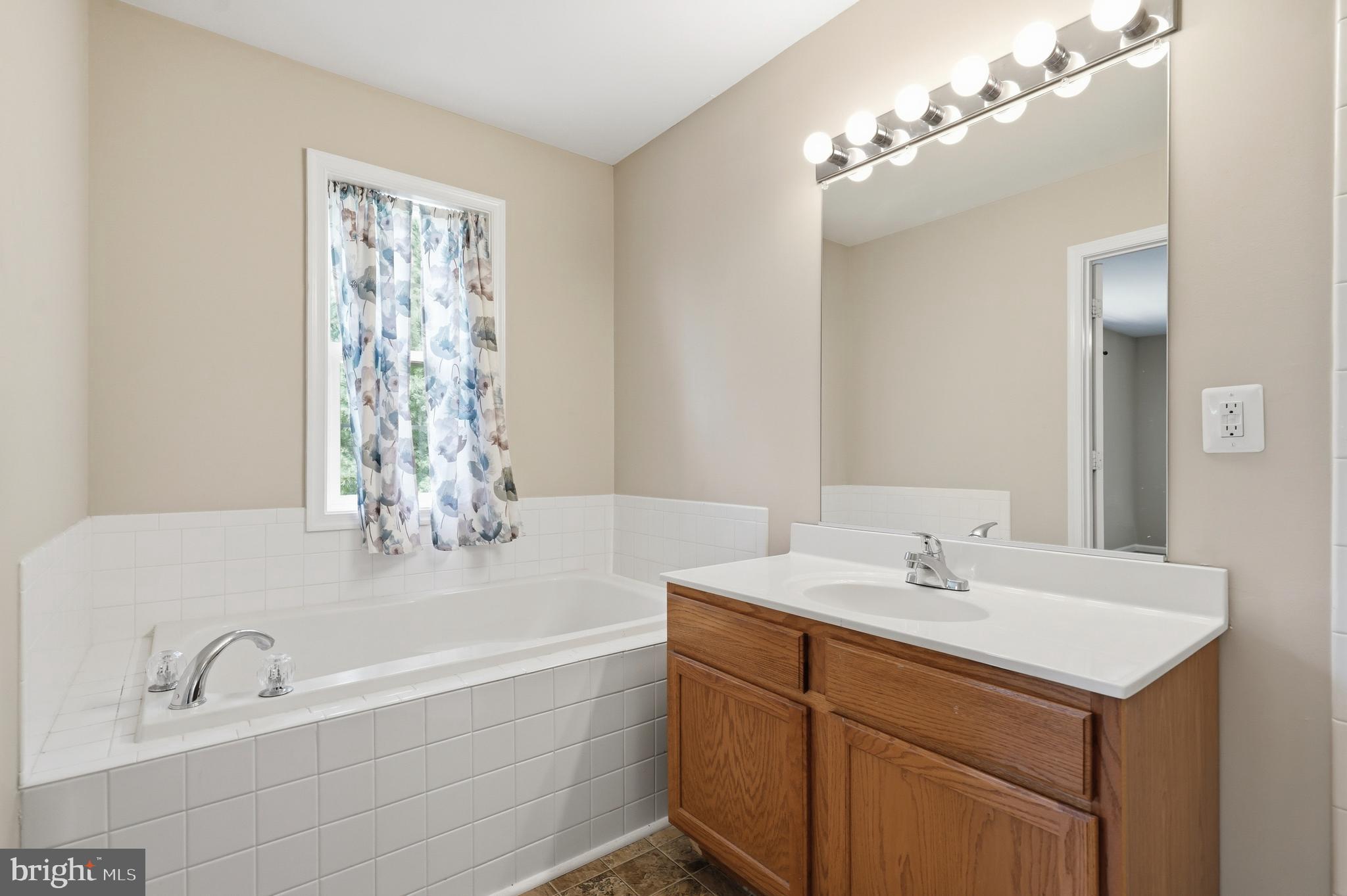 EMERALD KNOLLS - Residential