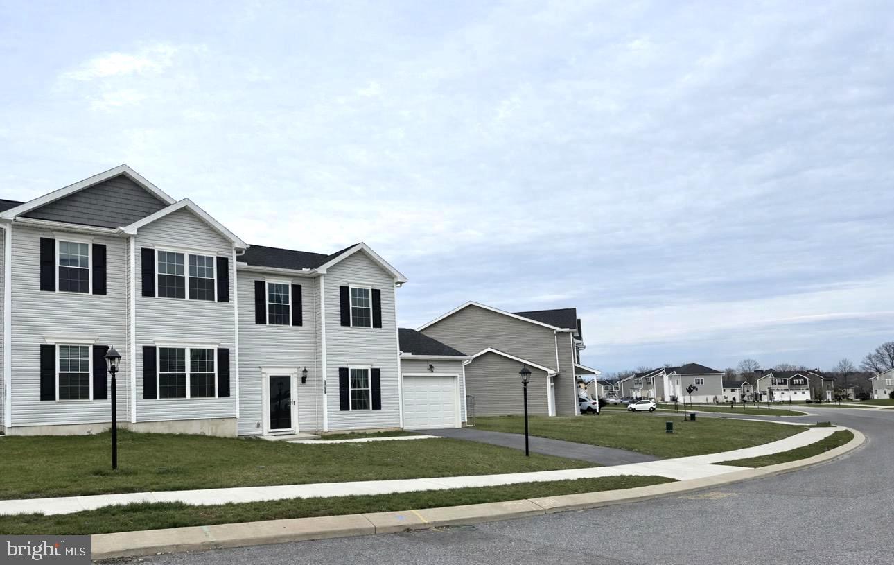 KINGS COURT AT BROWNSTONE - Residential