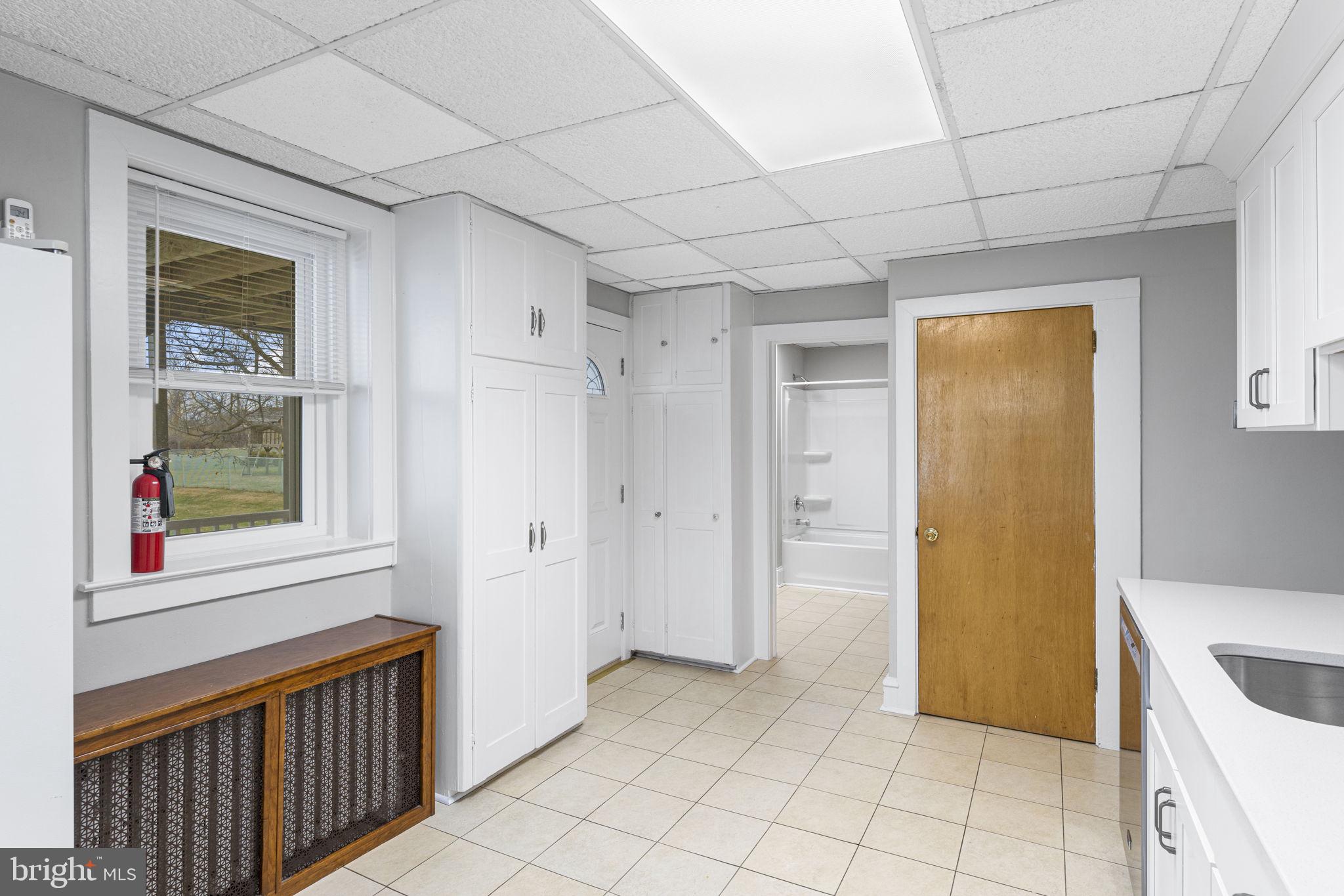 KING MANOR - Residential Lease