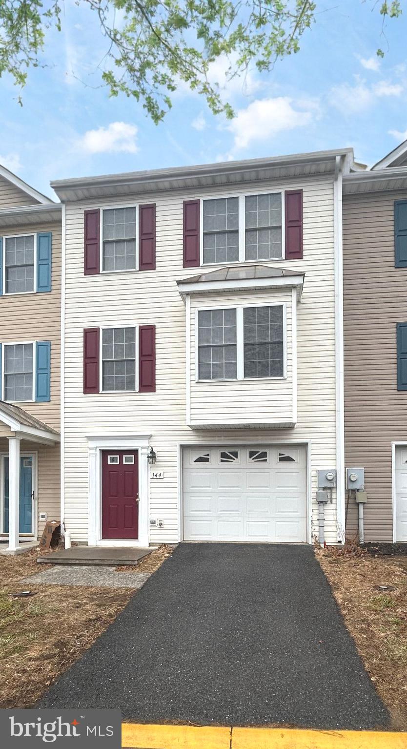 Spacious 3 level townhome with a garage and finished basement.
Located right off route 7 and is a commuters dream.
Applicants must be 18 or older to apply. 
Reach out to Cambridge Premier Realty.
No Cats, No Smoking
