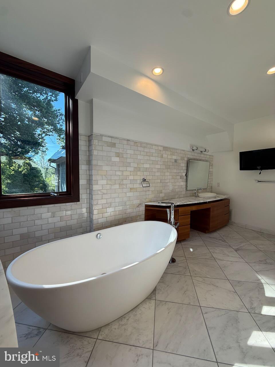 POTOMAC OUTSIDE - Residential