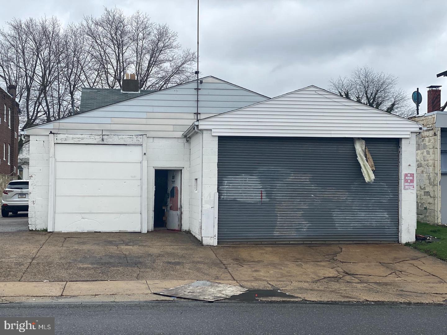 Zoned CMX-2 has many uses. Large garage with side garage/office looking for 12 month minimum lease. Tenant pays 1.21% occupancy tax per month. First, last and security do at signing.