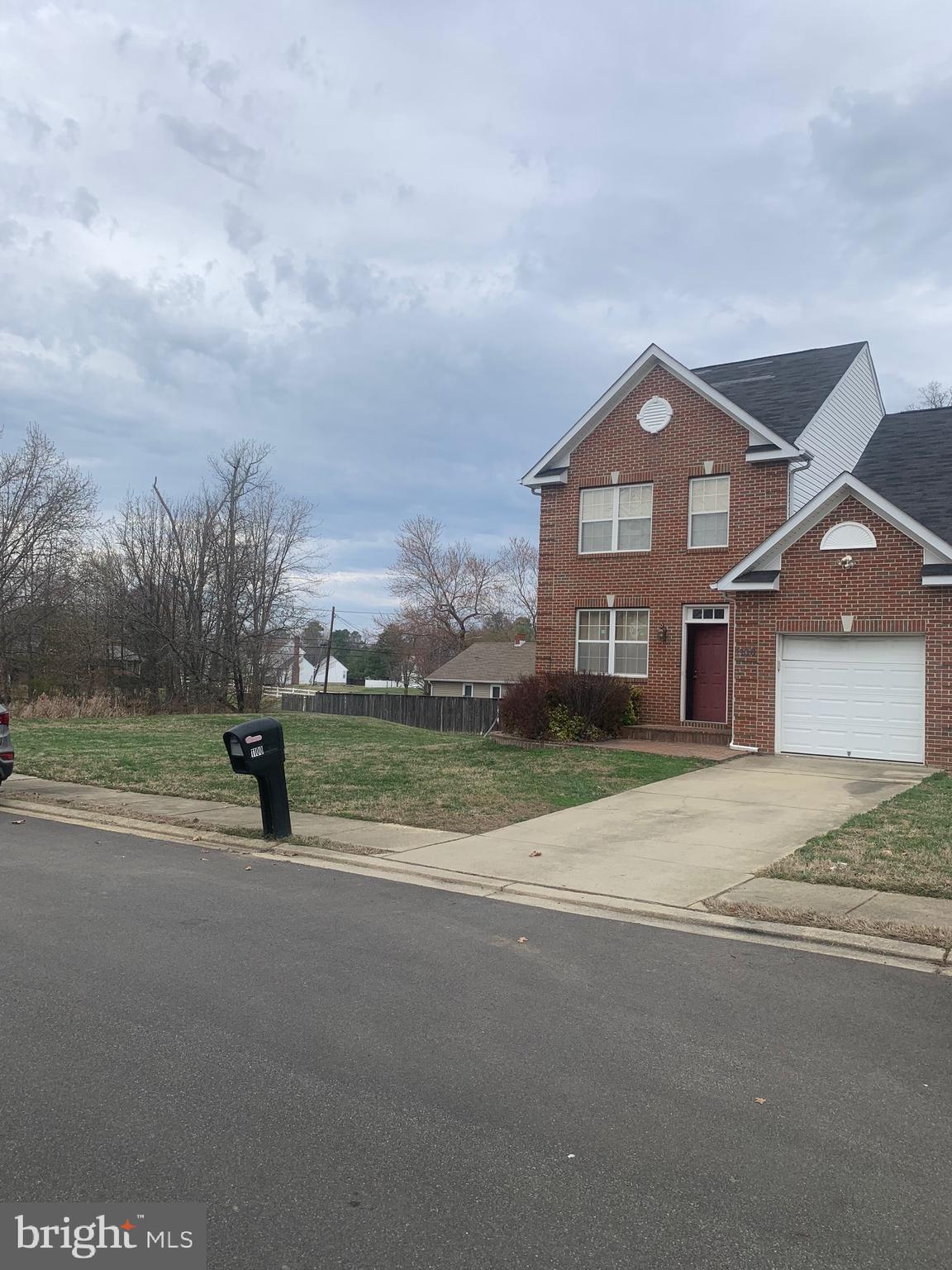 Single family home in the heart of LaPlata.   Convenient, with Small Town charm. 
Spacious living room and office. Hardwood floors. one car garage.  Local shopping minutes away, near major medical center.