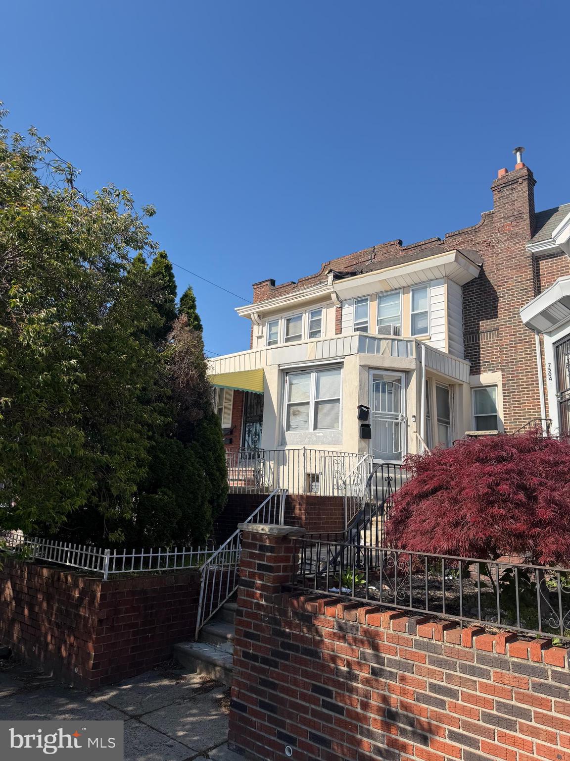 This 4-bedroom 1 Bath is a corner property. which includes a front porch and, hardwood floors. Featuring a large Kitchen with an Island. 

 Plenty of shops, and eateries in the surrounding area and only a short drive to Finley Park.