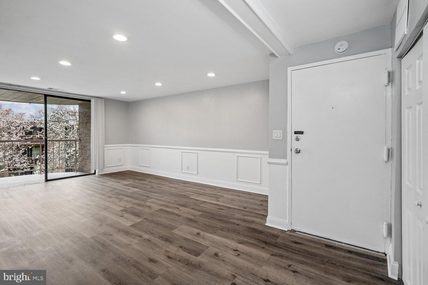 HUNTLEY SQUARE CONDOMINIUMS - Residential