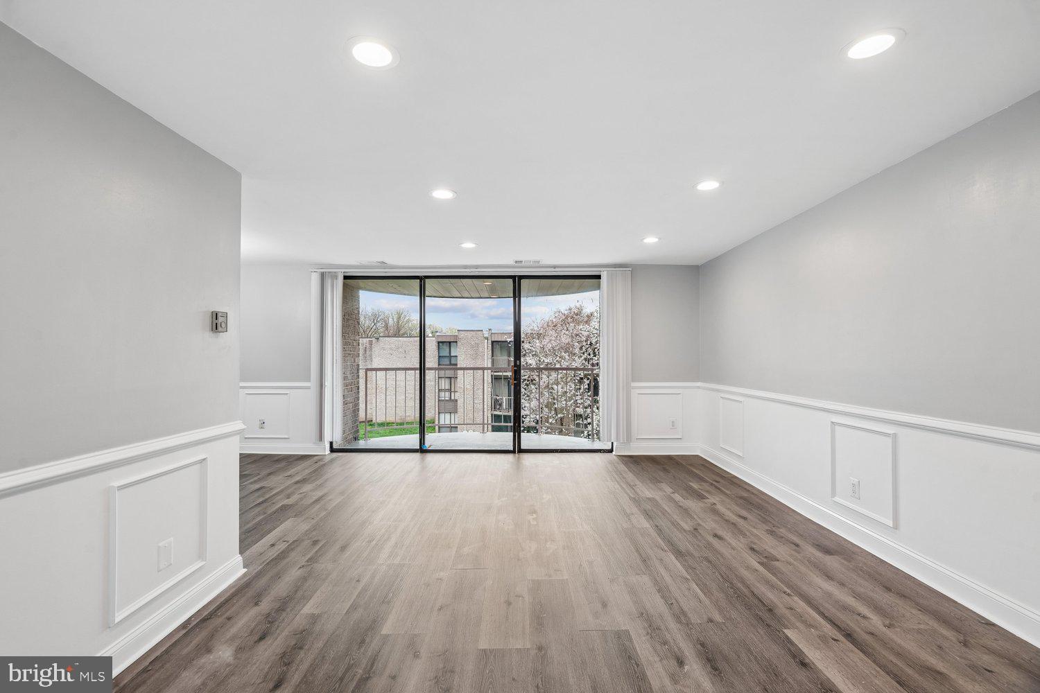 HUNTLEY SQUARE CONDOMINIUMS - Residential