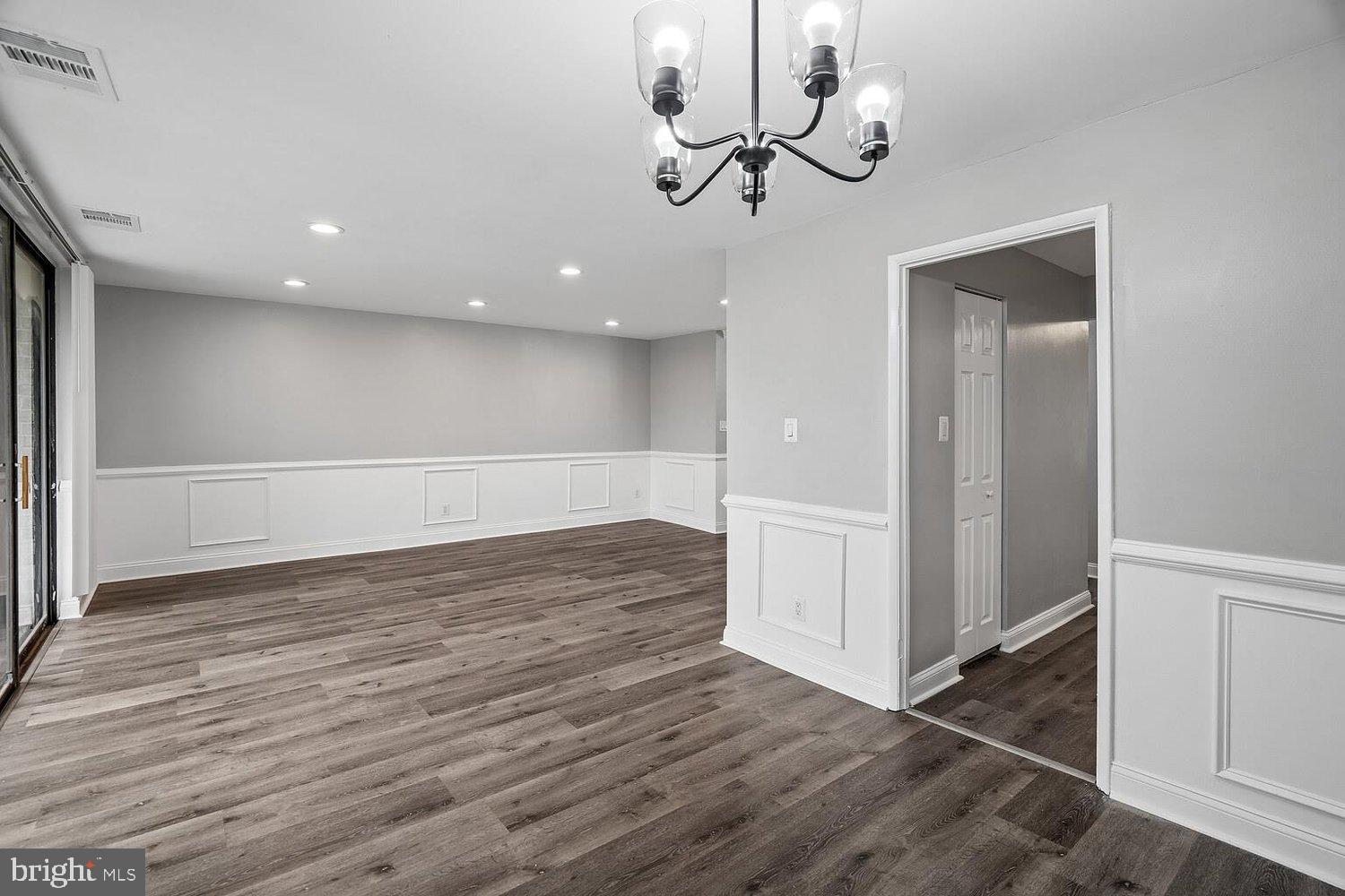 HUNTLEY SQUARE CONDOMINIUMS - Residential