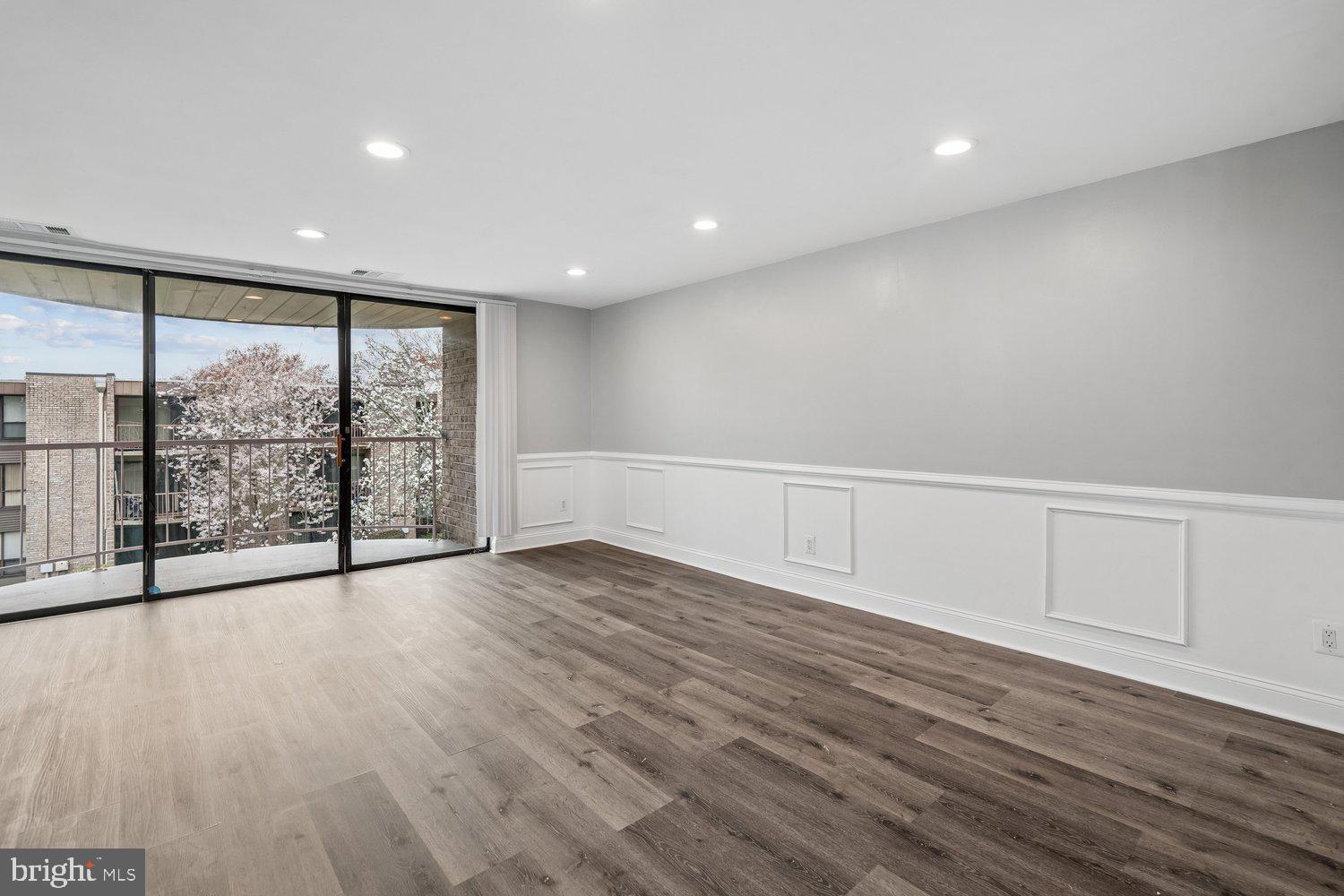 HUNTLEY SQUARE CONDOMINIUMS - Residential