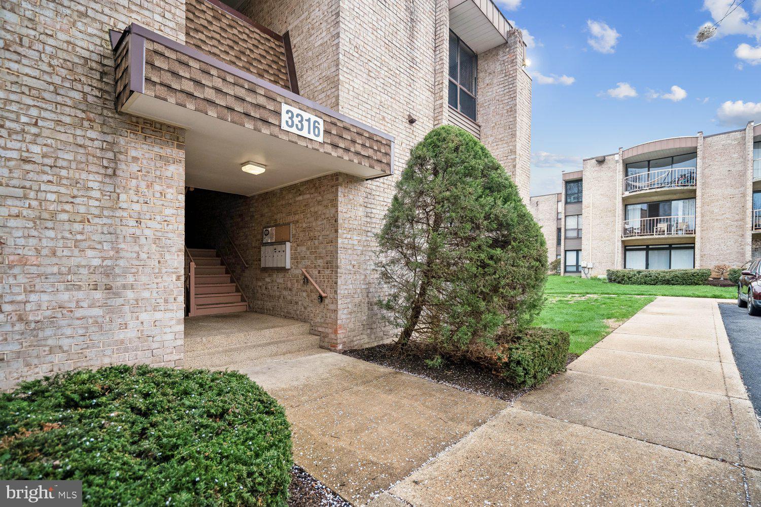 HUNTLEY SQUARE CONDOMINIUMS - Residential