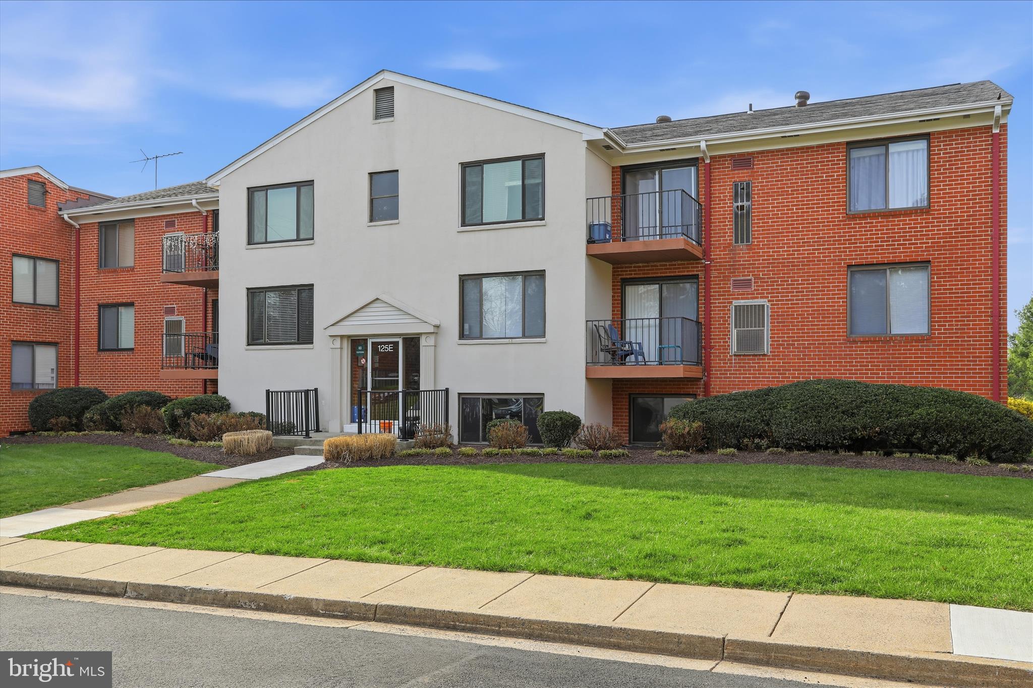 COUNTRY CLUB GREEN - Residential