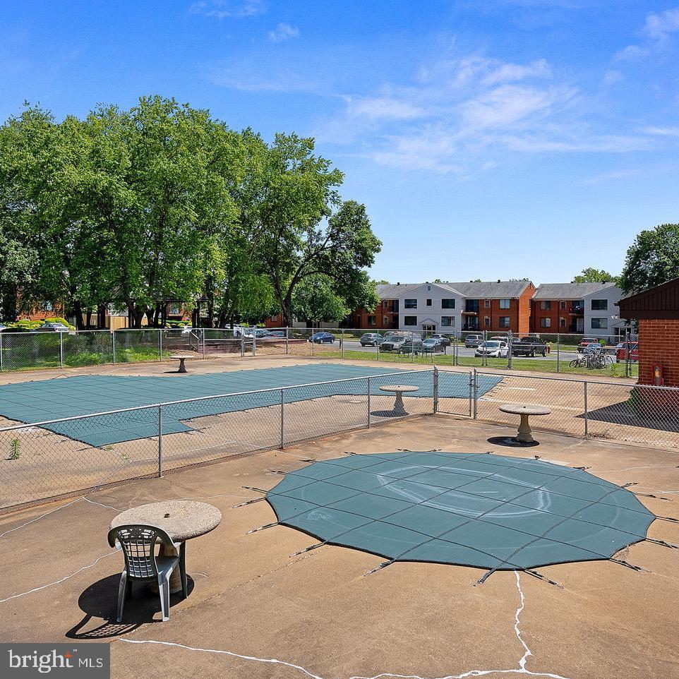 COUNTRY CLUB GREEN - Residential