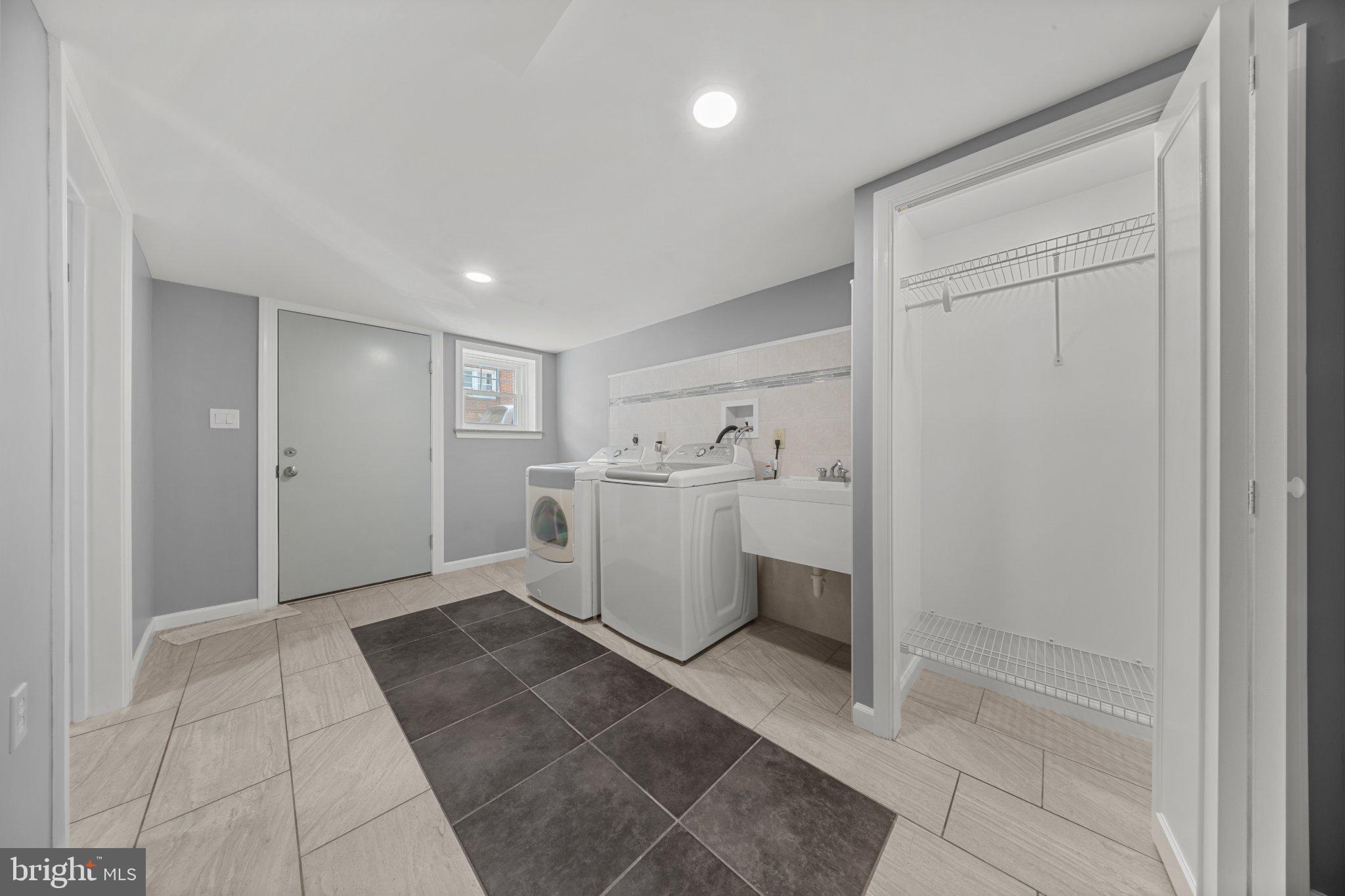 OXFORD CIRCLE - Residential