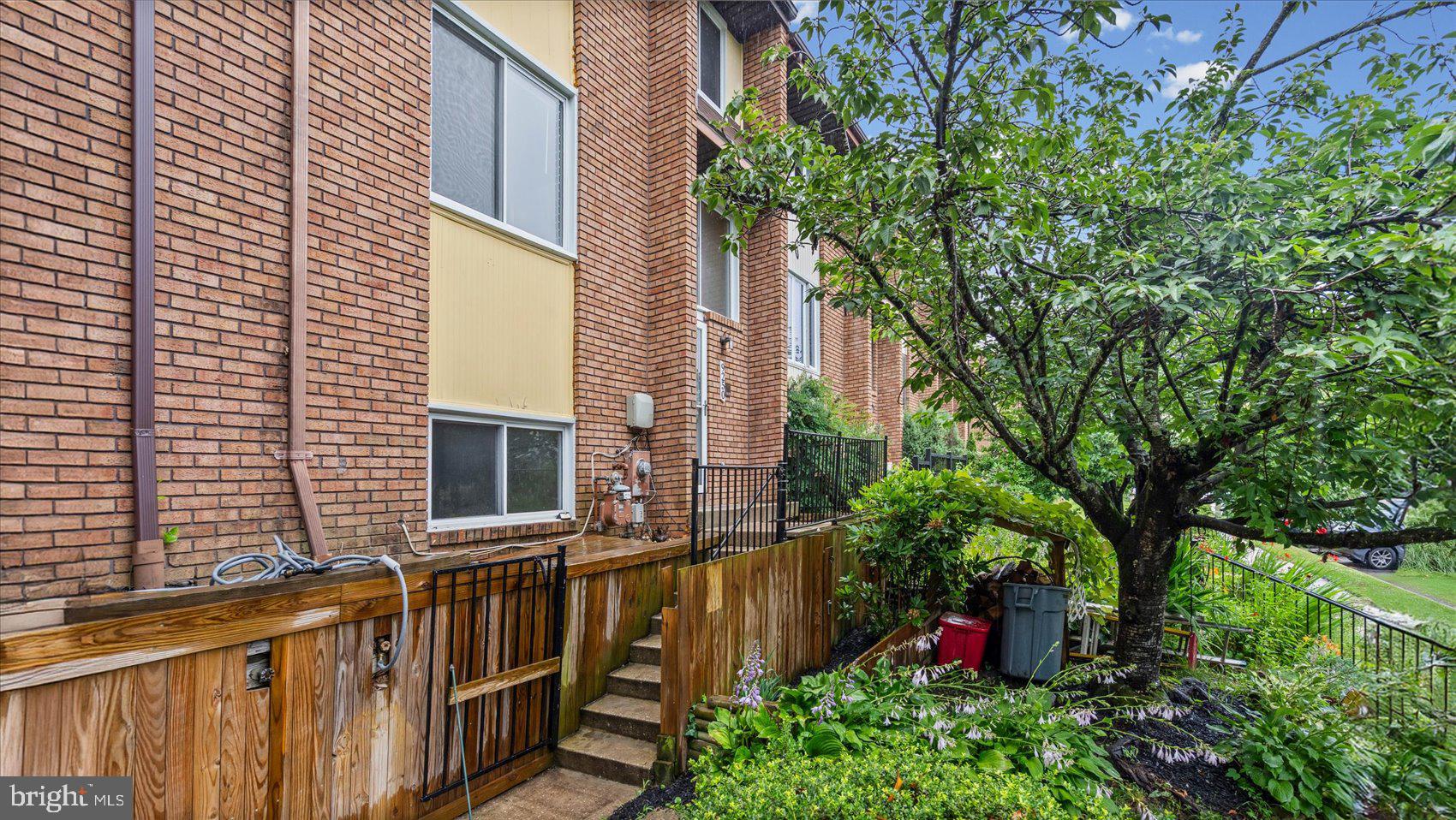 SUMMIT TOWNHOUSES - Residential