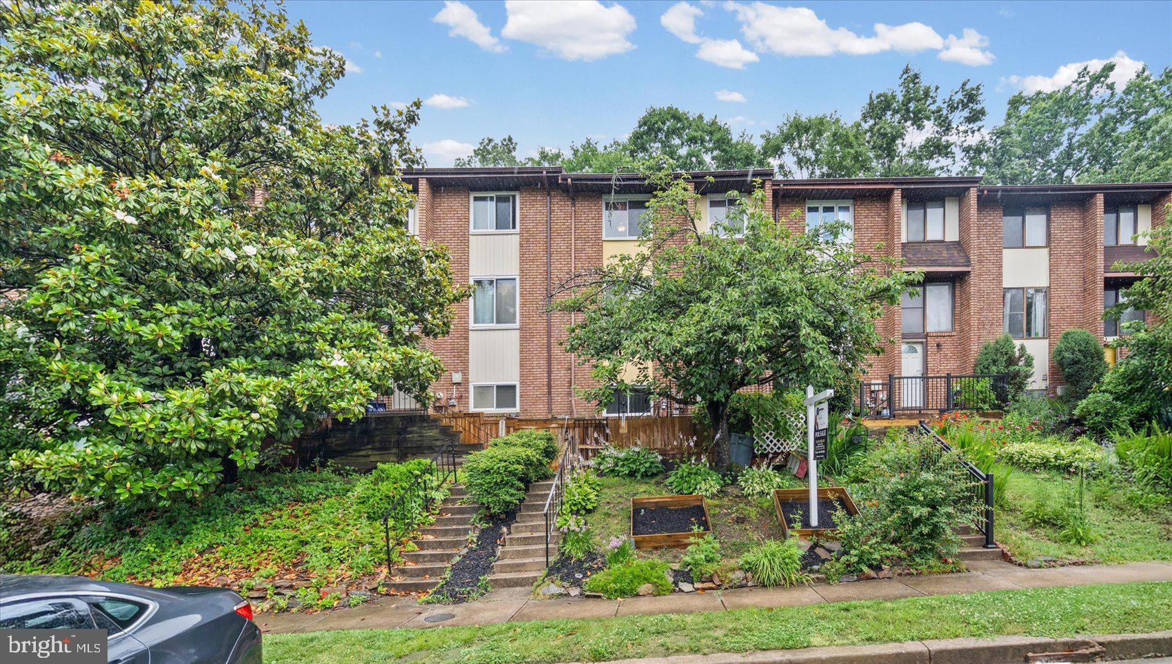 SUMMIT TOWNHOUSES - Residential