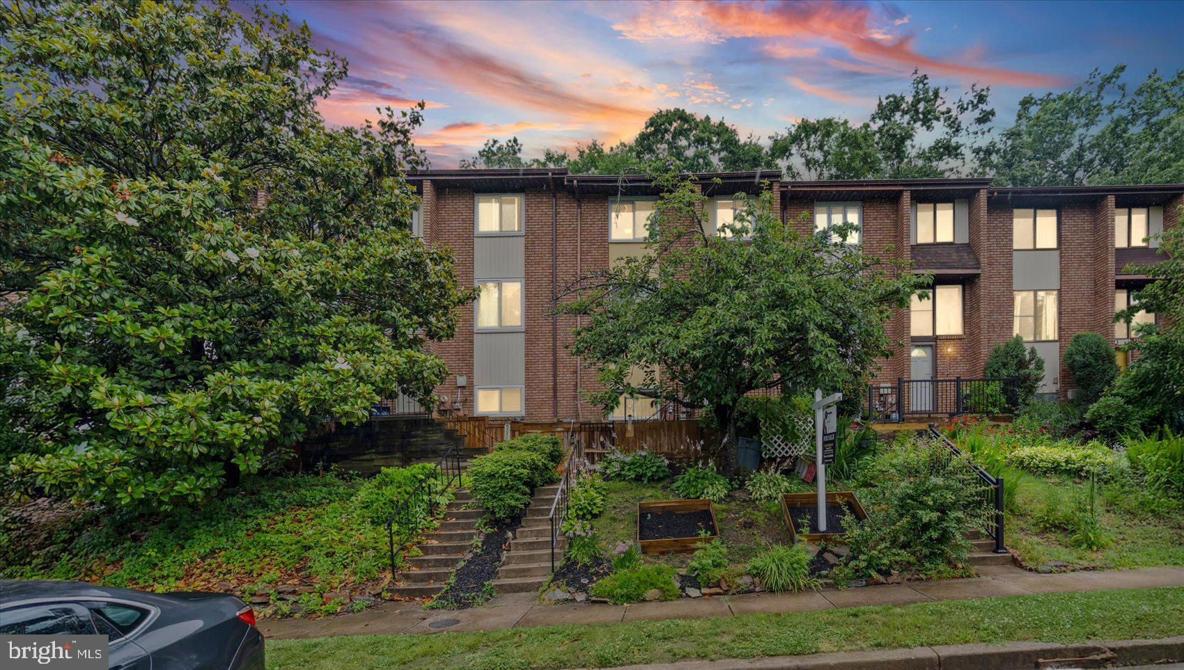 SUMMIT TOWNHOUSES - Residential