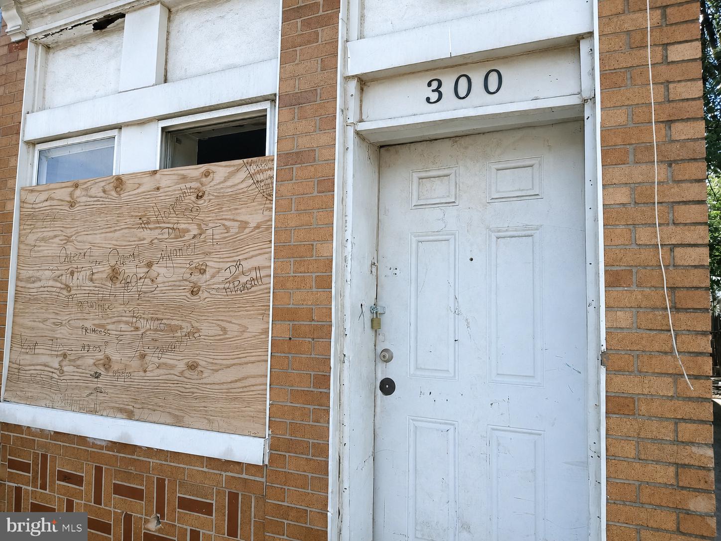 ONLINE AUCTION: This auction takes place on the Ashland Auction Group website bidding platform. Bidding begins 6/10/2026, 10:00 AM. Bidding ends 6/12/2026, 11:10 AM. The list price is the suggested opening bid. Deposit: $5,000.

This two-story end-unit townhouse is located in the Carrollton Ridge neighborhood by Baltimore City. Residents can enjoy the nearby attractions and facilities such as the Westside Shopping Center, Grace Medical Center, West Baltimore MARC Train Station, Carroll Park, and Lower Gwynns Falls Park. The property is vacant and in need of repairs. It is also well-positioned near key arterial roadways, including US-1, for convenient commuting and regional travel.