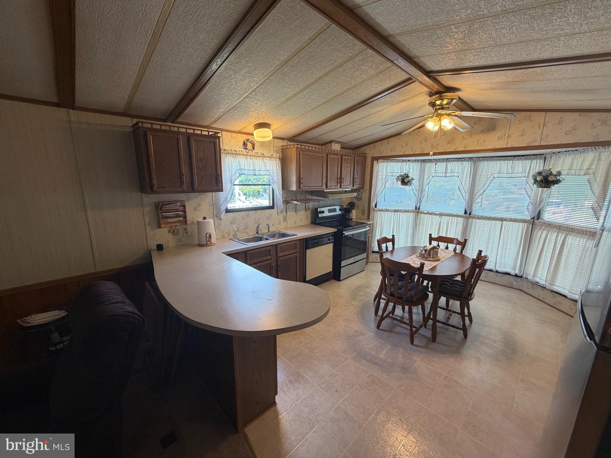 MURRAY MANOR - Residential