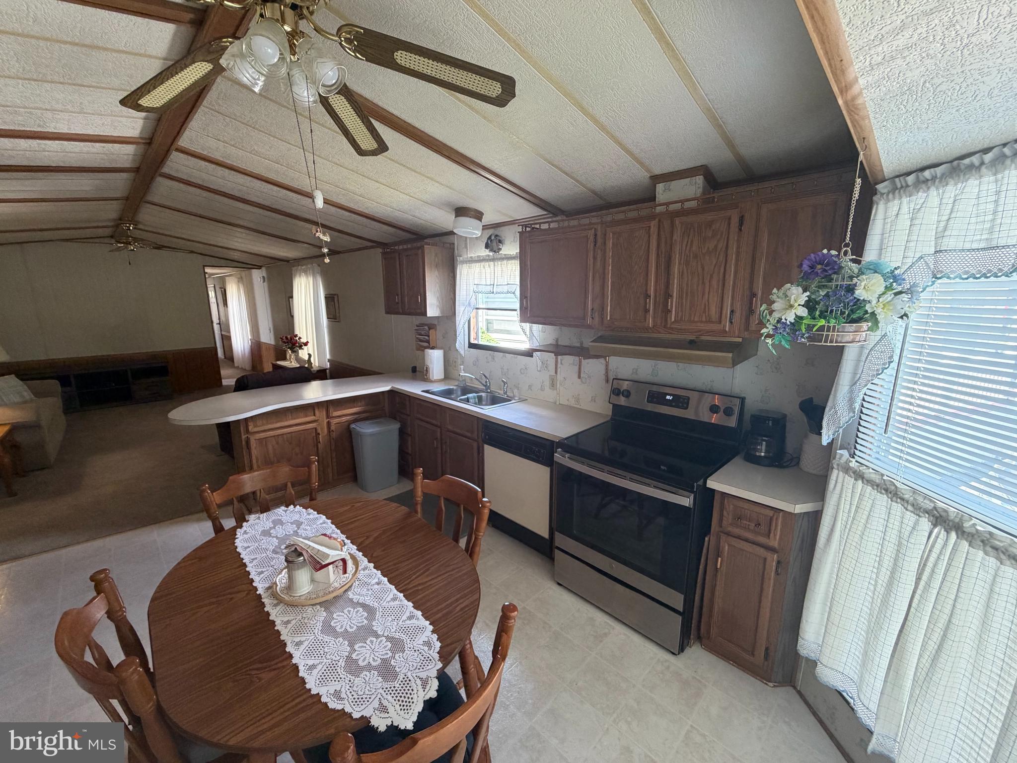 MURRAY MANOR - Residential