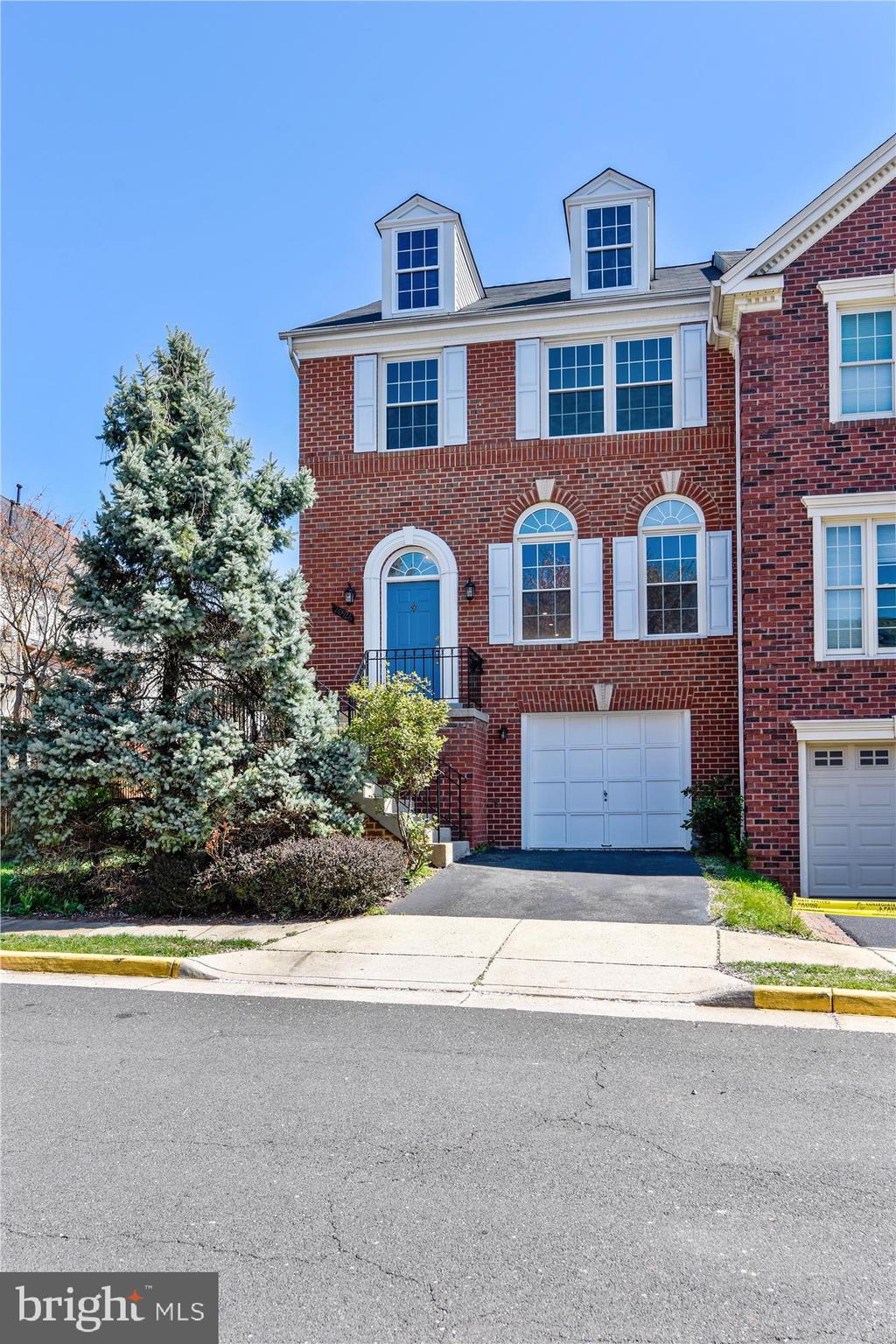 BACK ON THE MARKET. BUYERS FINANCING FELL THROUGH.  GORGEOUS LUXURIOUS  END UNIT GARAGE TOWN-HOME. THIS OUTSTANDING 3 BEDROOM 3.5 BATH MILTON BUILT HOME FEATURES A RARE 3 LEVEL EXTENSION,  AN ALL BRICK FRONT & SIDE,  A SUNNY KITCHEN ,  A WALK OUT BASEMENT AND DECK & PATIO.  LUXURY AMENITIES INCLUDE: A MARBLE FOYER, 2 FIREPLACES, INTERIOR COLUMNS, SPARKLING HARDWOOD FLOORS ON MAIN LEVEL AND A  MASTER SUITE  WITH SOAKING TUB. FRESHLY PAINTED WITH BRAND NEW CARPET AND UPDATED LIGHT FIXTURES  THIS APPROX. 3000 SQ. FT.  TOWNHOUSE TRULY LIVES LIKE A DETACHED HOME.  CONVENIENT TO SHOPPING RESTAURANTS , GREAT SCHOOLS AND PUBLIC LIBRARY.