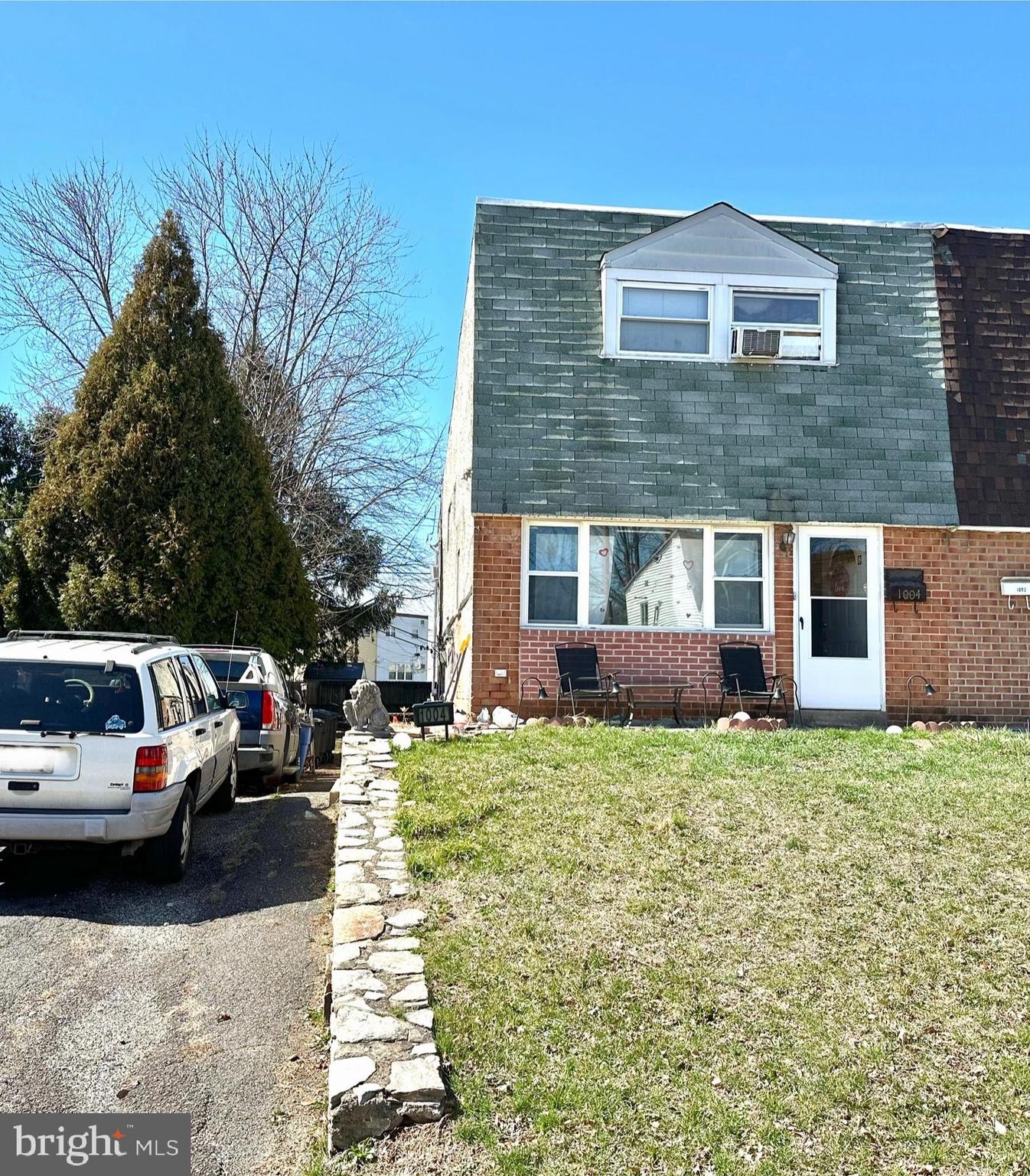 Fantastic Investment Opportunity in Somerton!

This 3-bedroom, 2.5-bath home is full of potential and ready for your vision.  The property is perfect for investors or buyers looking to add their personal touch and offers a spacious living room, kitchen, bonus room, laundry area, fenced in backyard and a desirable Somerton location. Don’t miss out on this excellent opportunity as this home offers strong upside and long-term value!