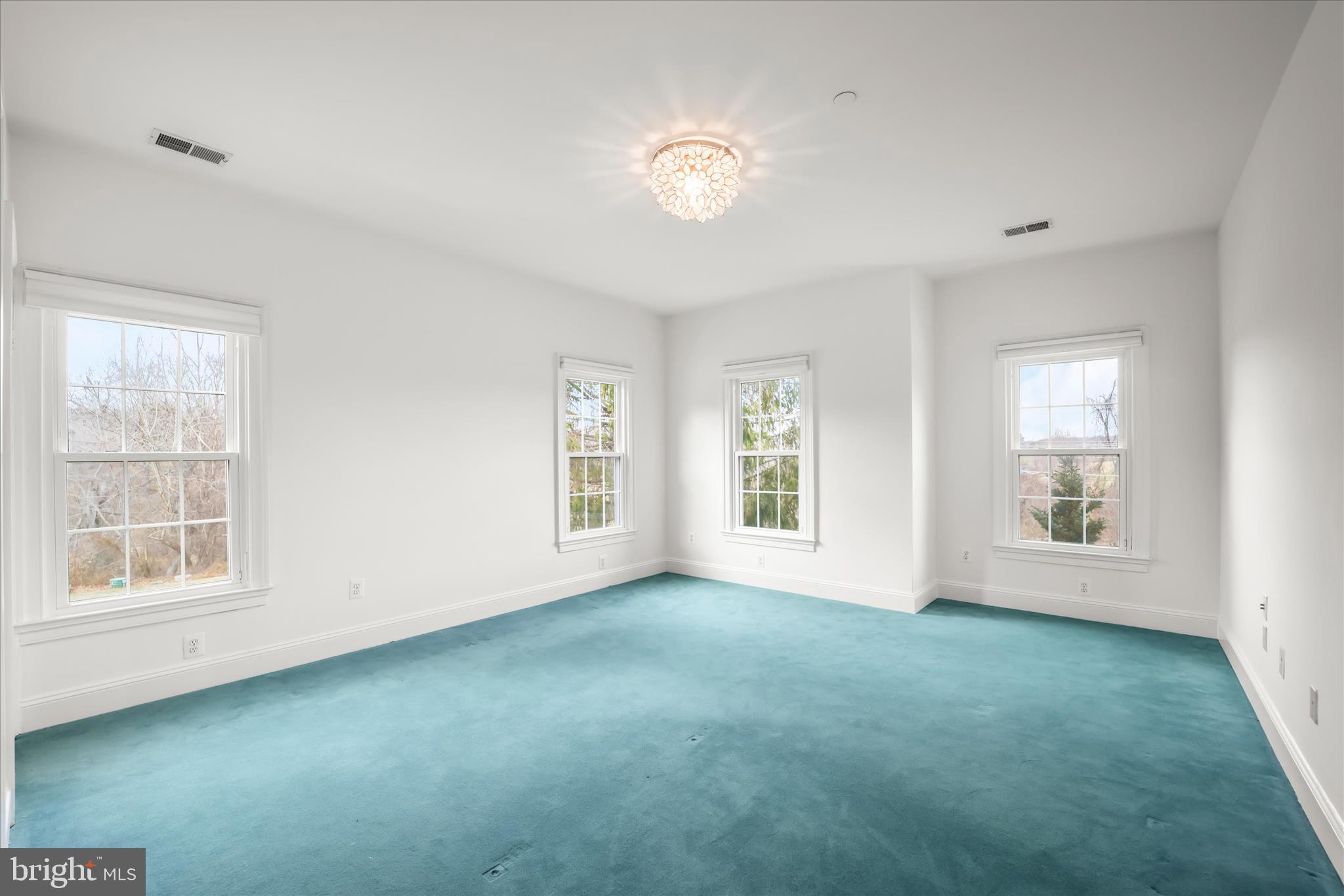 TWIN LAKES - Residential