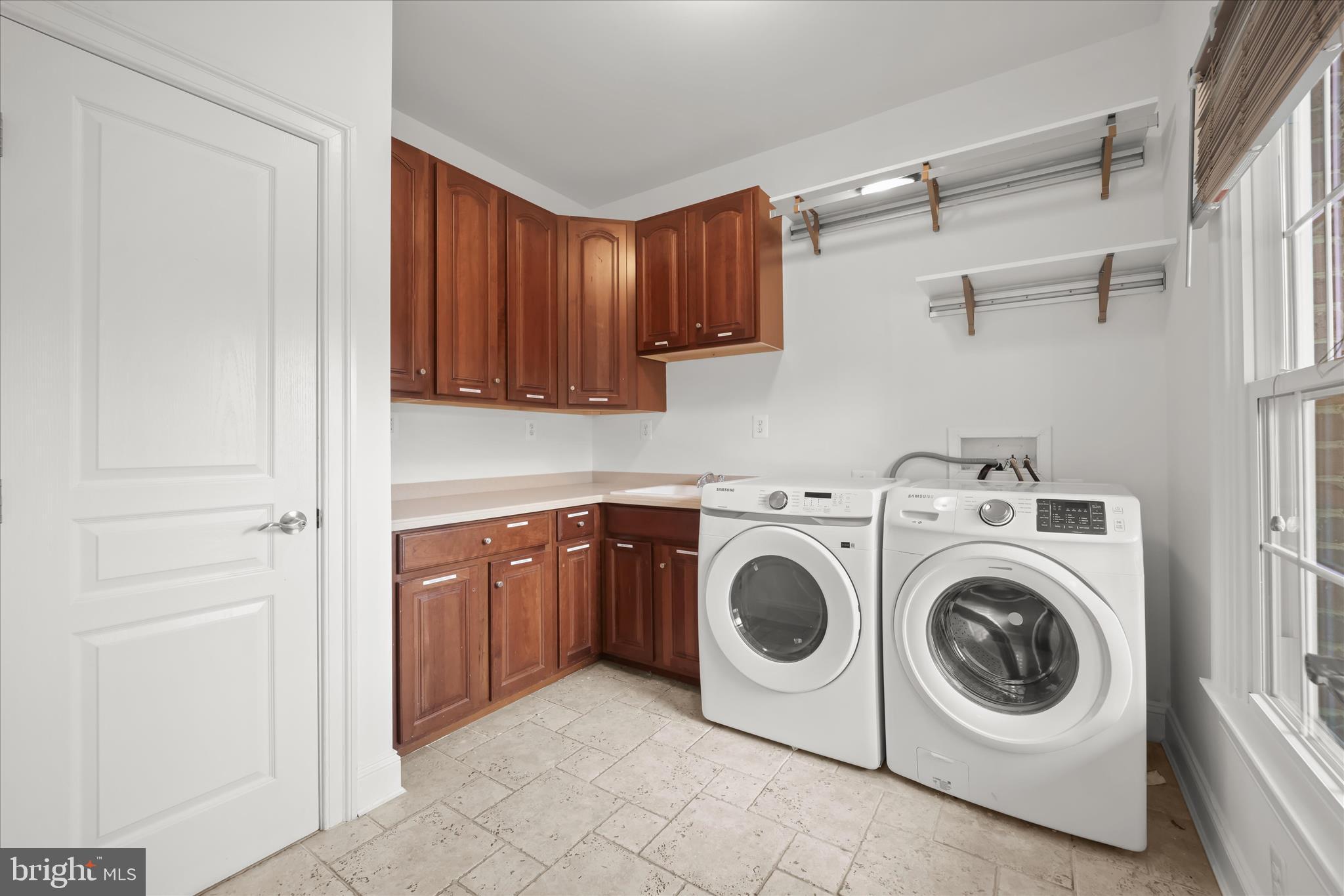 TWIN LAKES - Residential