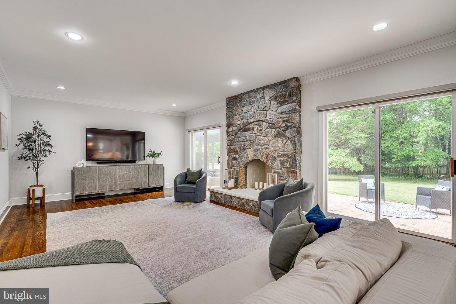 POTOMAC OUTSIDE - Residential