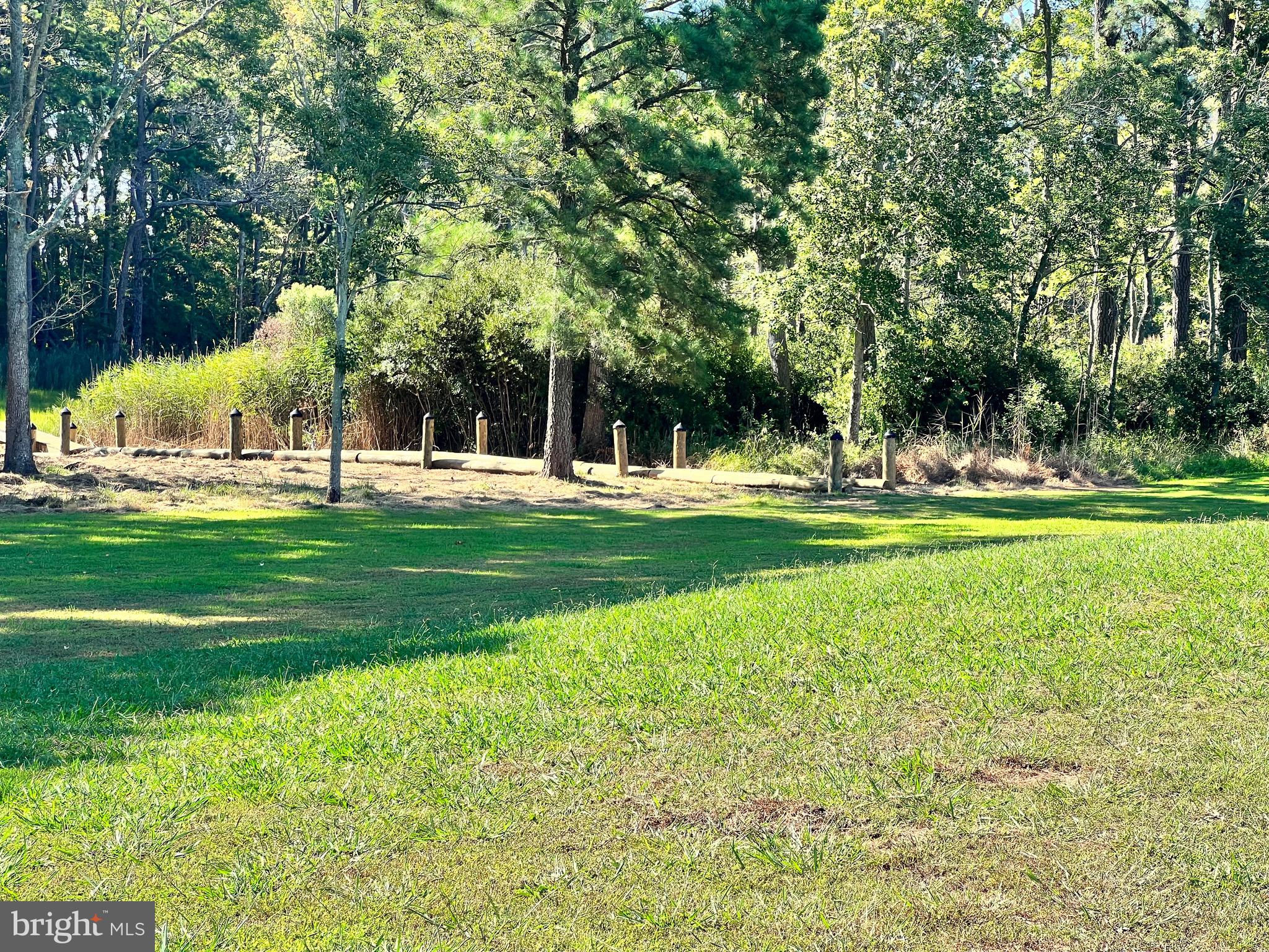 INDIAN CREEK - Land