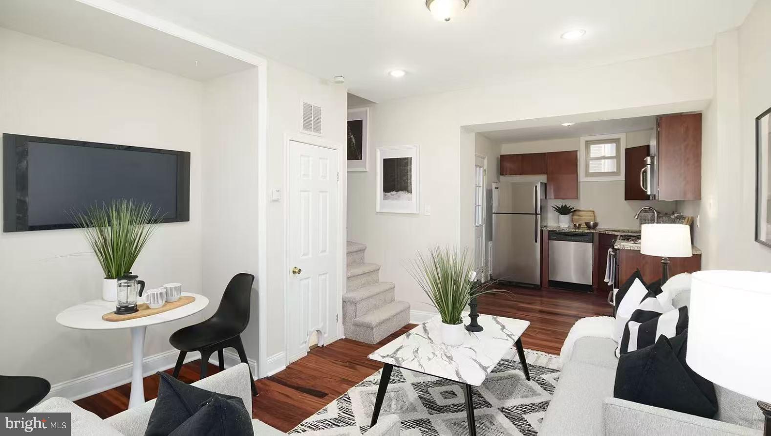 QUEEN VILLAGE - Residential