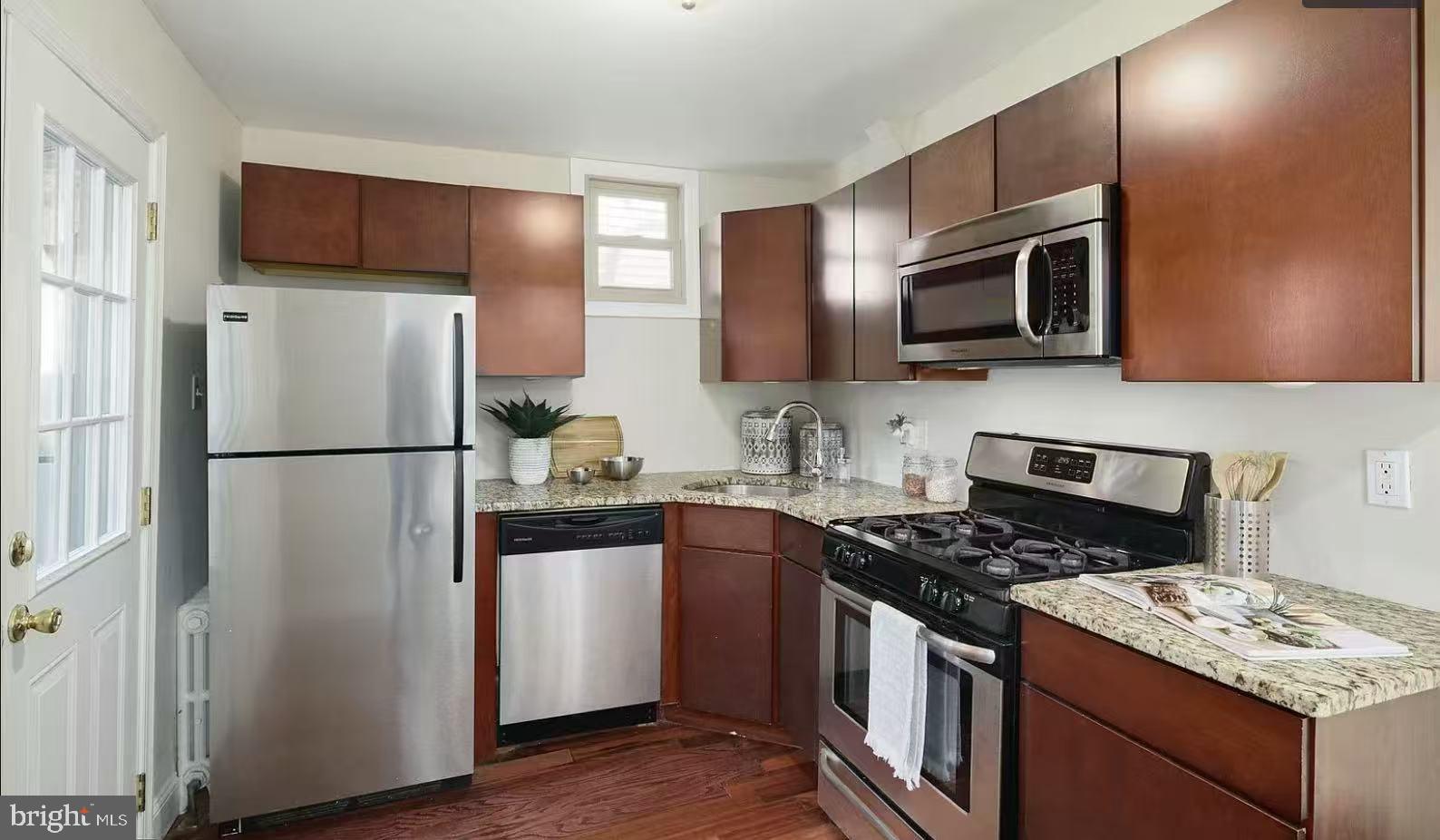 QUEEN VILLAGE - Residential