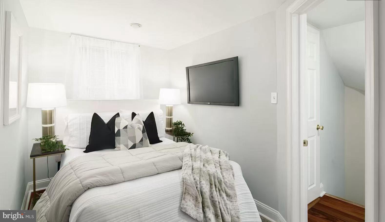 QUEEN VILLAGE - Residential