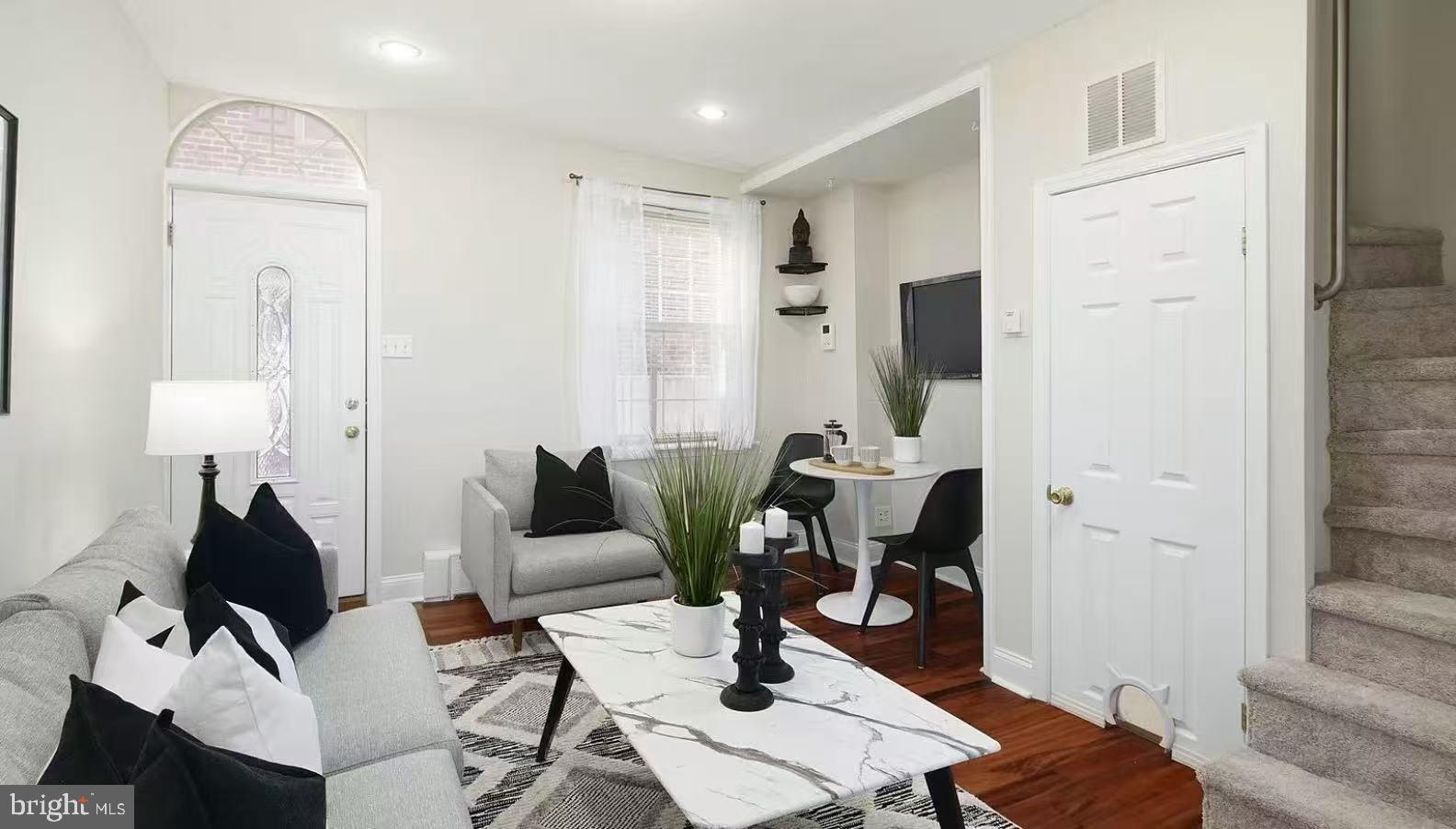 QUEEN VILLAGE - Residential
