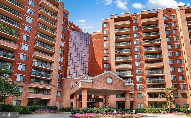 Discover elevated living in this 9th-floor condo at the sought-after Renaissance at Tysons, featuring stunning, expansive views. This modern 1-bedroom, 1-bathroom home boasts updated cabinetry, sleek appliances, and the convenience of an in-unit stacked washer/dryer. An assigned parking space and separate storage unit are included.
Residents enjoy 24/7 security and resort-style amenities, including a fitness center, scenic trails, and year-round pool and tennis access. Perfectly located near Tysons Corner and major commuter routes (I-66/Beltway), with a free shuttle to the nearby Metro. Sold AS-IS.