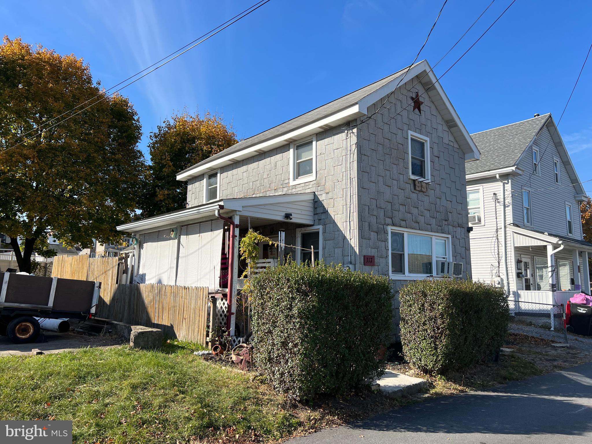 This cozy single-family home offers the perfect combination of comfort and convenience. Featuring 2 bedrooms, 1 full bathroom, and a lovely yard with a patio, that is perfect for relaxing or entertaining.
