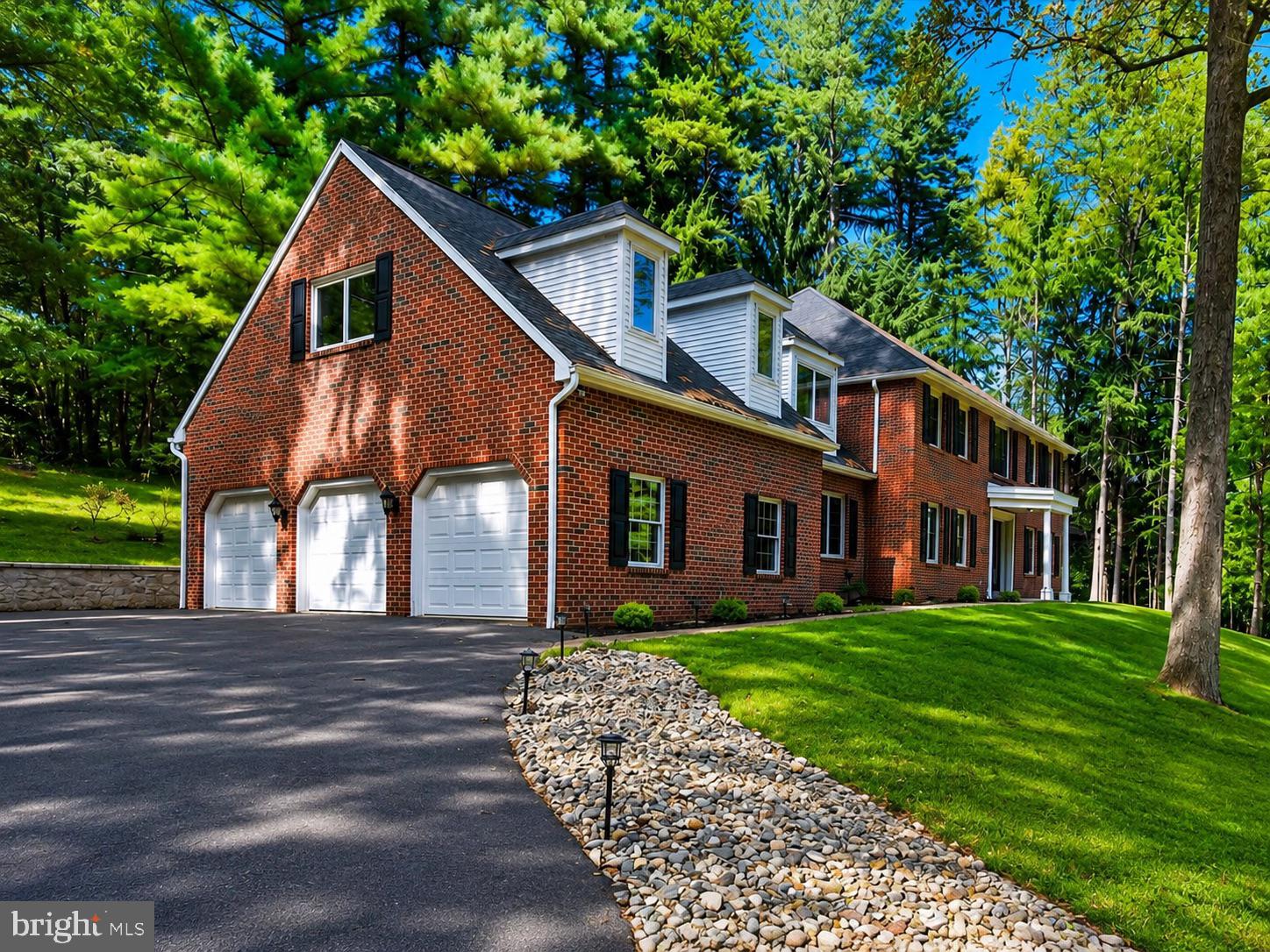 HESSIAN PINES - Residential
