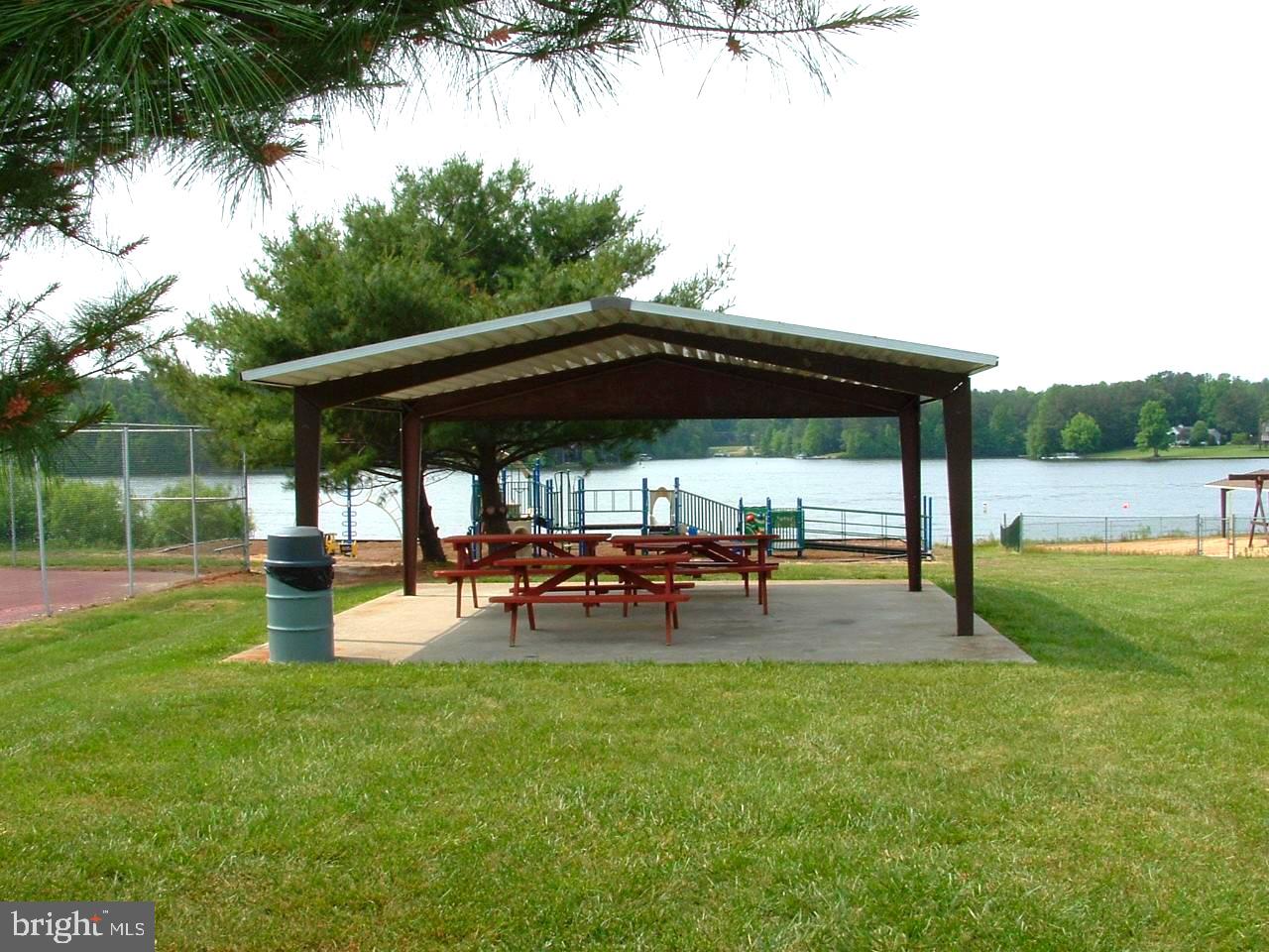 LAKE CAROLINE - Land