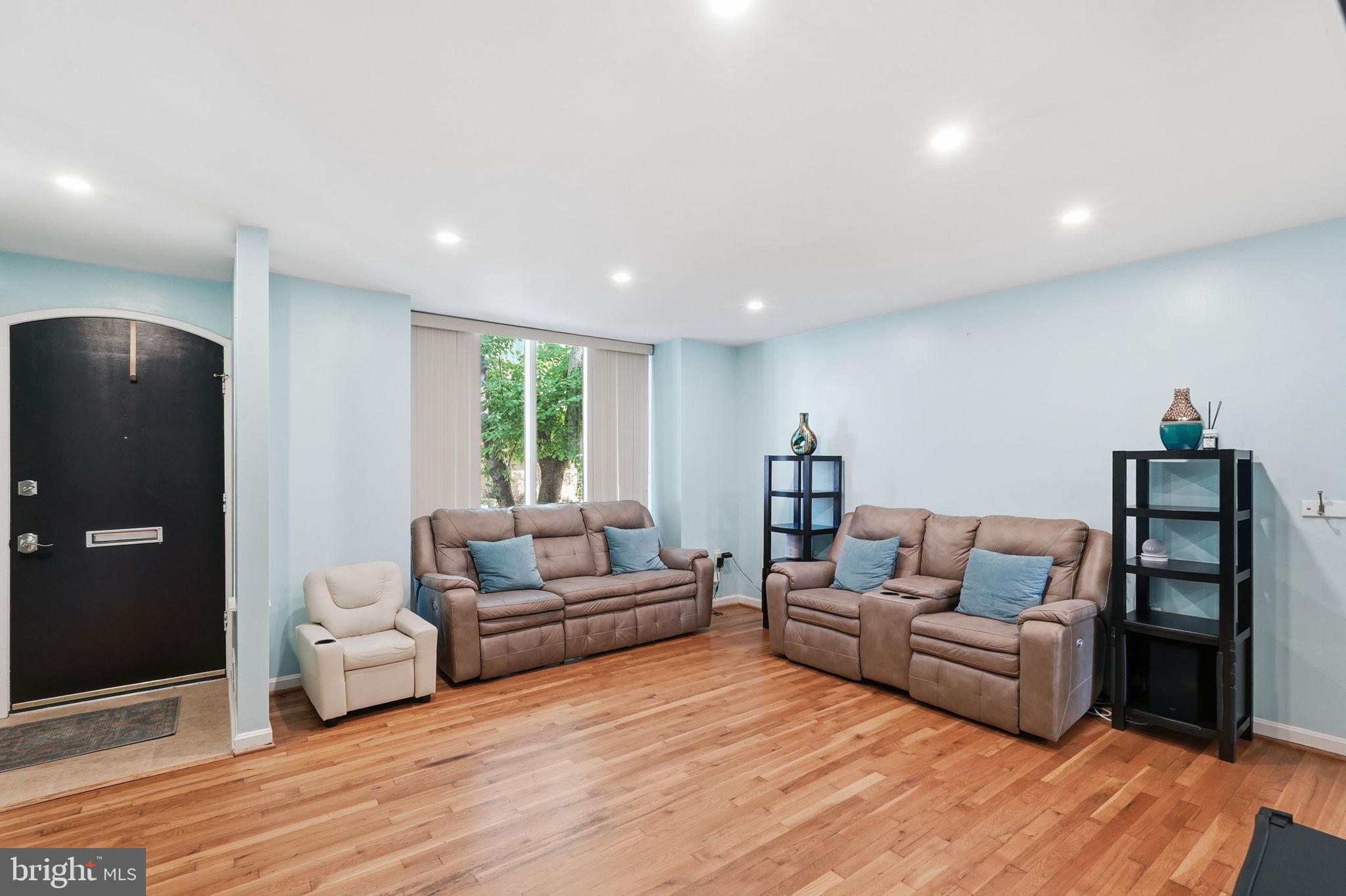 AMERICANA FAIRFAX - Residential